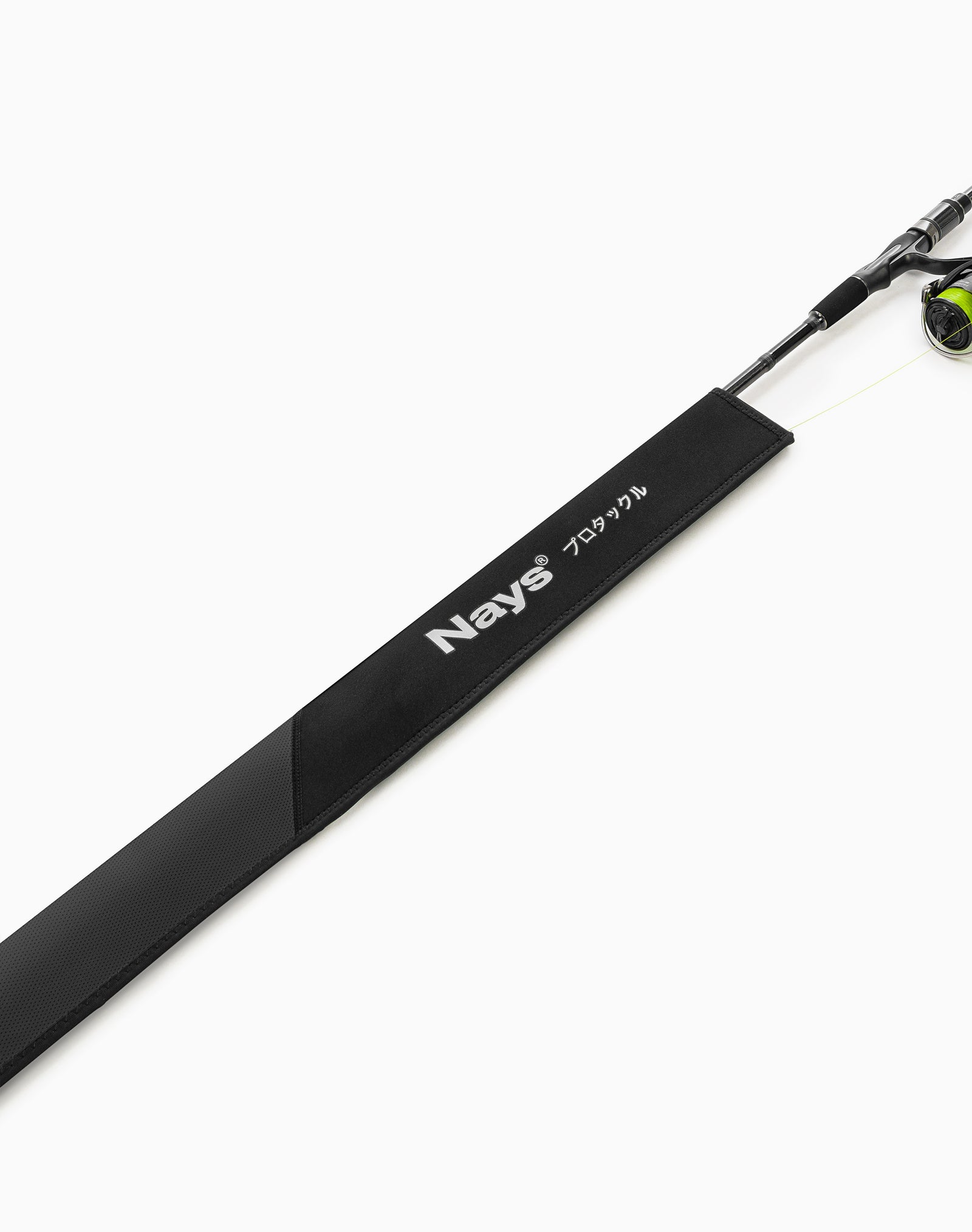 Nays Pro Tackle Rod Sleeve in Schwarz, eine schützende Rutentasche für Angelruten aus Neopren. Auf diesem Bild teilweise über eine montierte Spinning-Angelrute gezogen.
