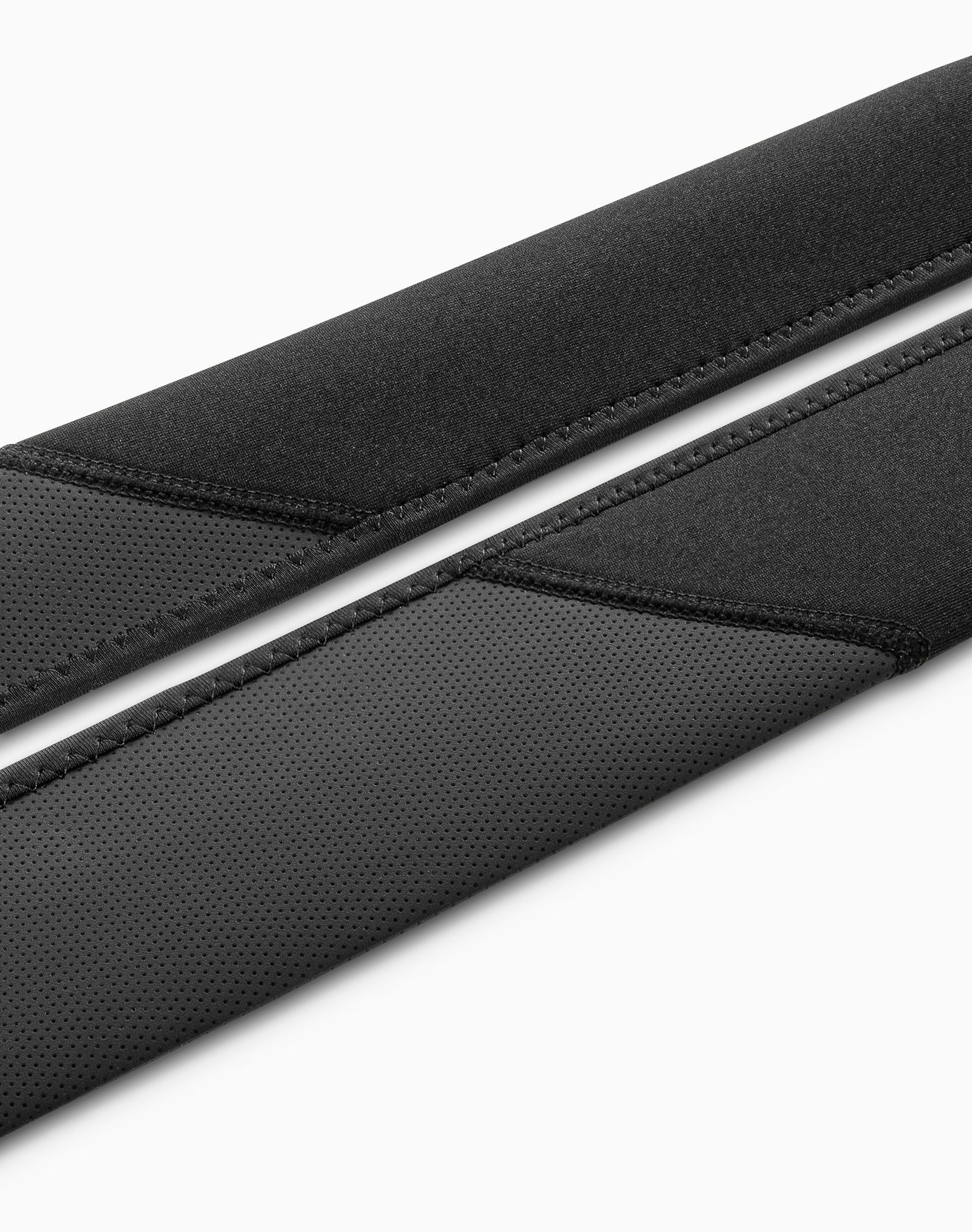 Detailaufnahme zweier schwarzer Nays Pro Tackle Rod Sleeves. Gut zu sehen ein moderner Material-Mix aus perforierter Oberfläche und Neopren.