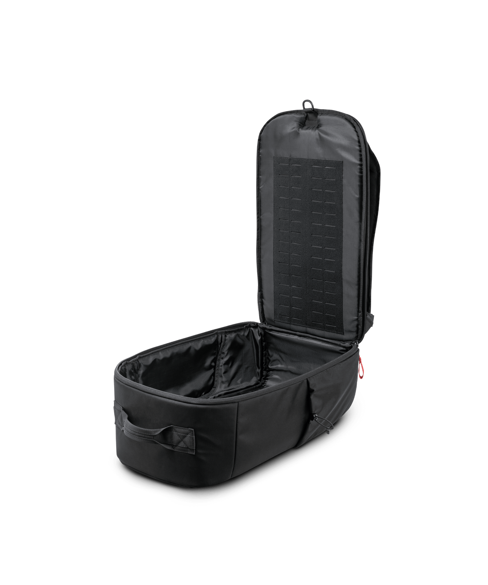 Das Bild zeigt einen liegenden, geöffneten, schwarzen Rucksack . Gut zu erkennen ist das geräumige Hauptfach und ein großflächiges Klett-System im Inneren, zur flexiblen Organisation und Befestigung der Angelausrüstung.
