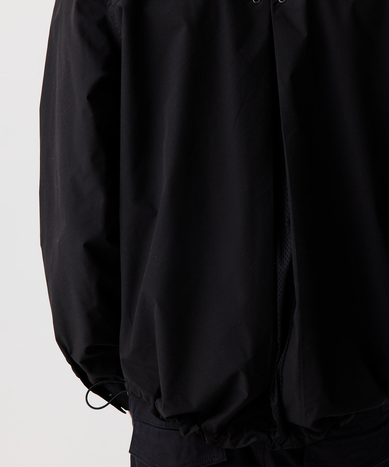 Nays Utility Shirt, eine leichte Shirt-Jacke mit Reverskragen, aufgesetzten Taschen, wasserabweisendem Finish und Fokus auf elastische Drawstrings.