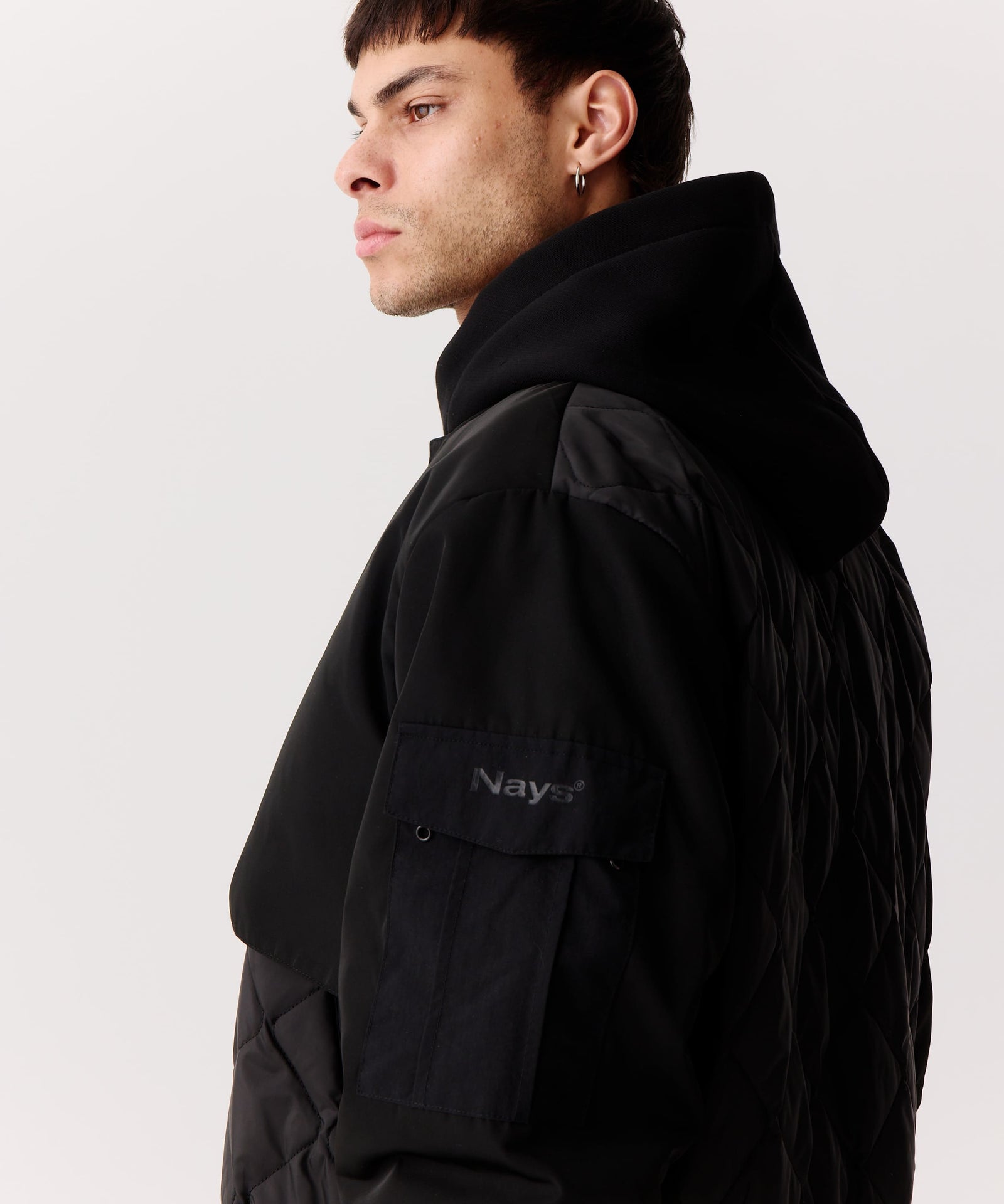 Nays Bomber Jacke getragen von einem Mann im Seitenprofil. 