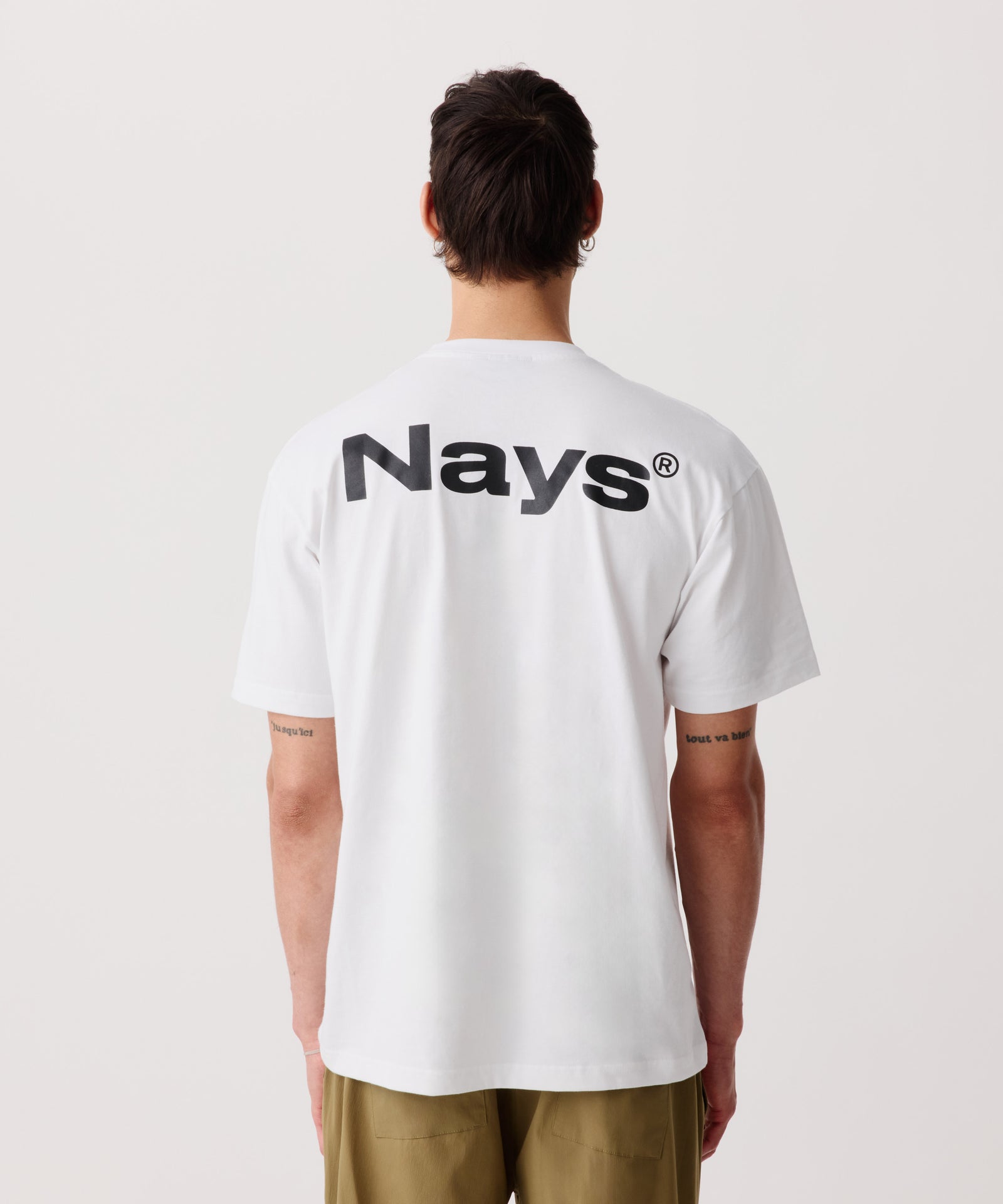 Ein Mann trägt unser Logo T-Shirt mit Rücken-Print in der Rück-Ansicht.
Deutlich zu erkennen das auffällige, große Logo auf den Schultern.
