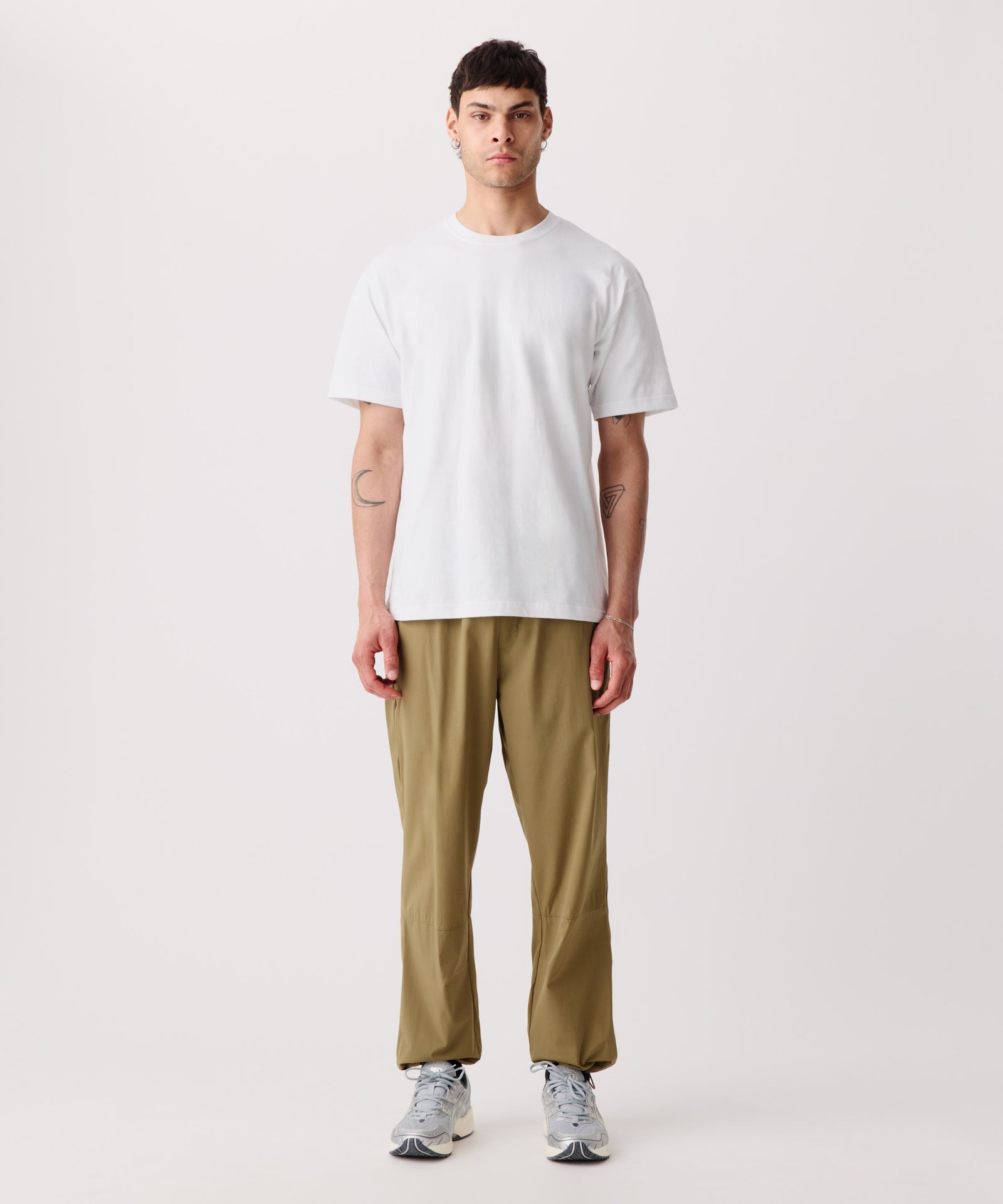 Das Produktbild zeigt die Nays Summer Pants getragen von einem Mann. Er trägt ein weißen T-Shirt und helle Turnschuhe.