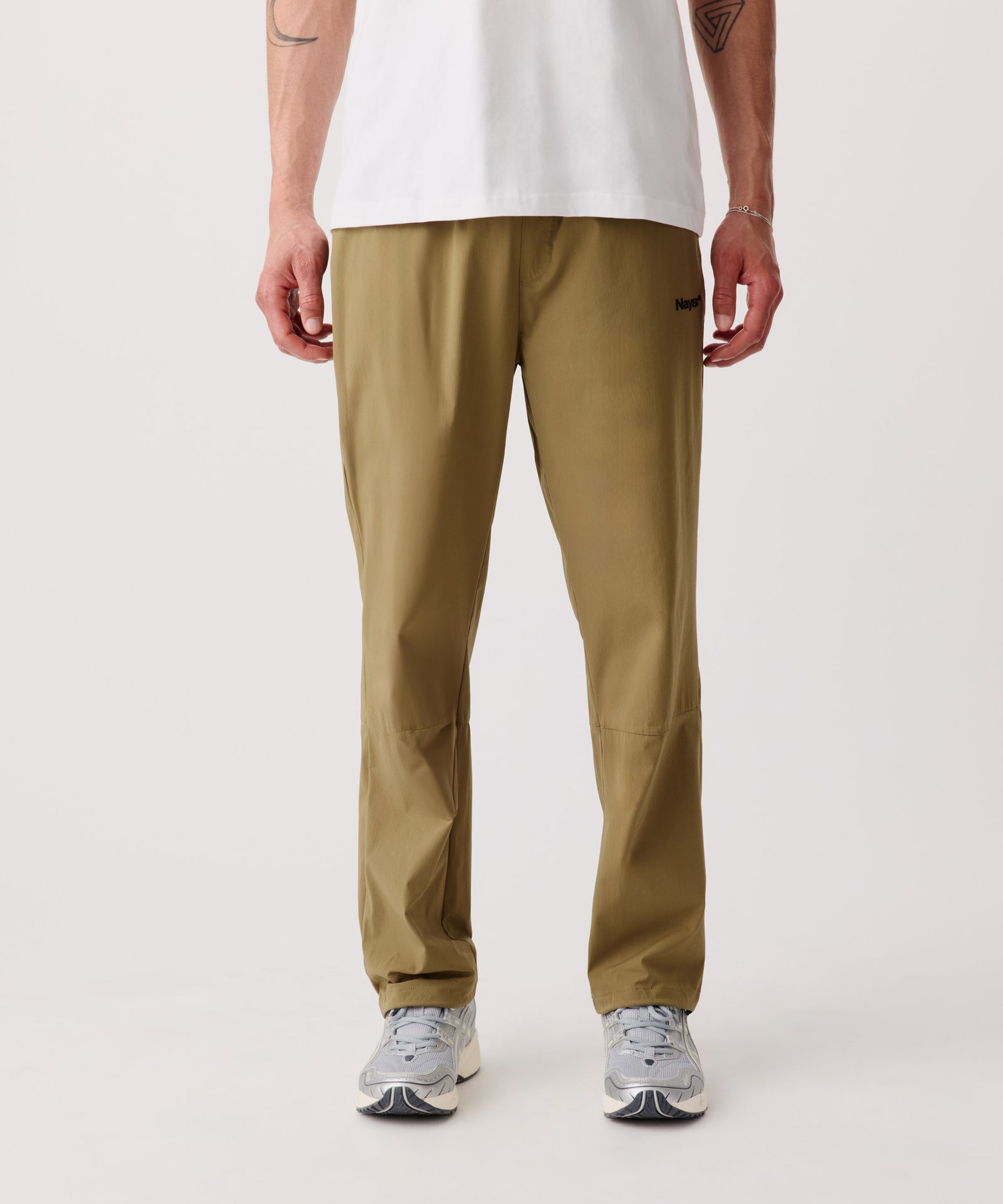 Das Produktbild zeigt die Nays Summer Pants getragen von einem Mann. Er trägt ein weißen T-Shirt und helle Turnschuhe.