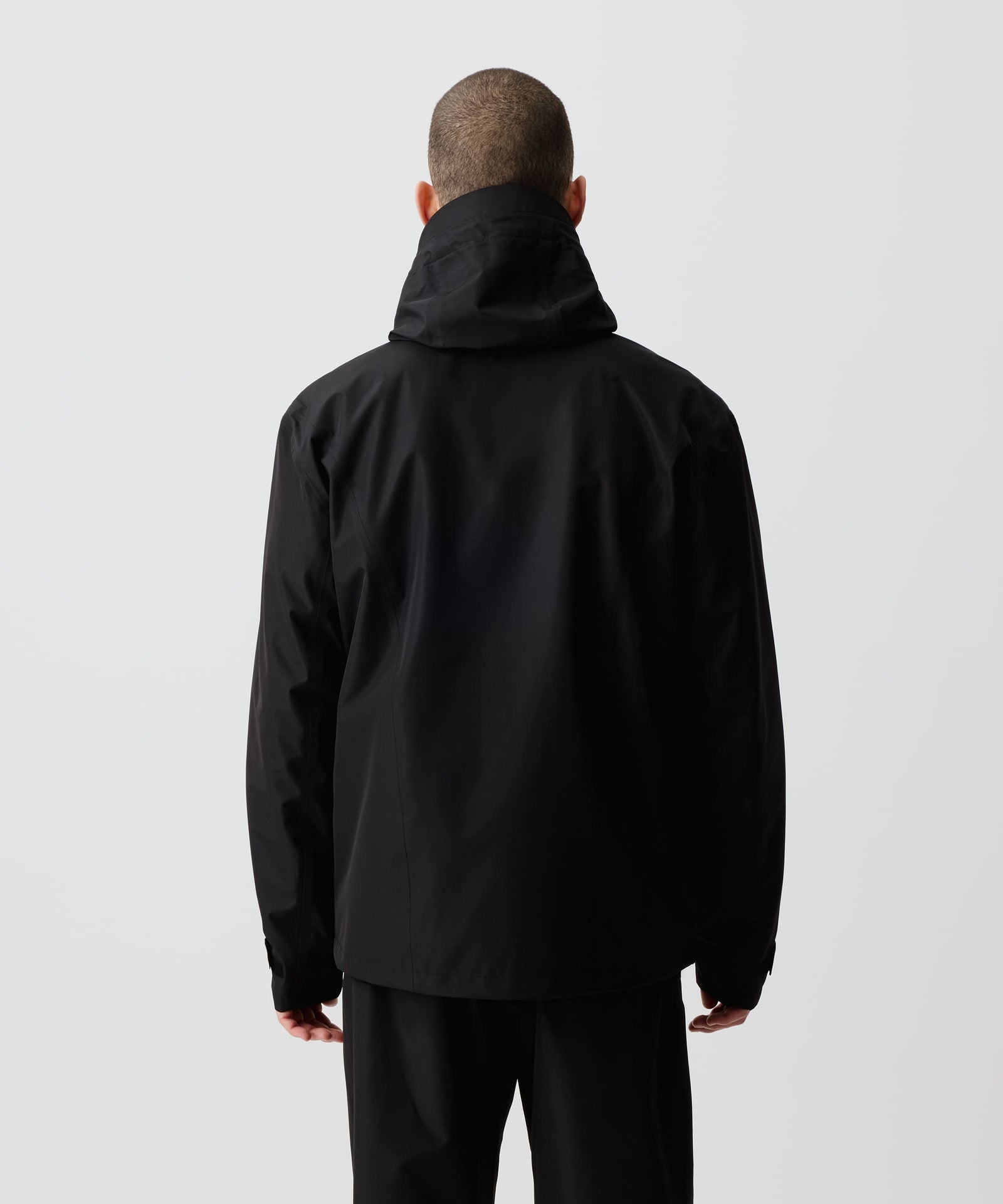 Ein Mann trägt die Nays 3L Multifunctional Rain Jacket, bekannt für wasserabweisende Eigenschaften und YKK AquaGuard® Reißverschlüsse, ideal für Outdoor-Abenteuer.