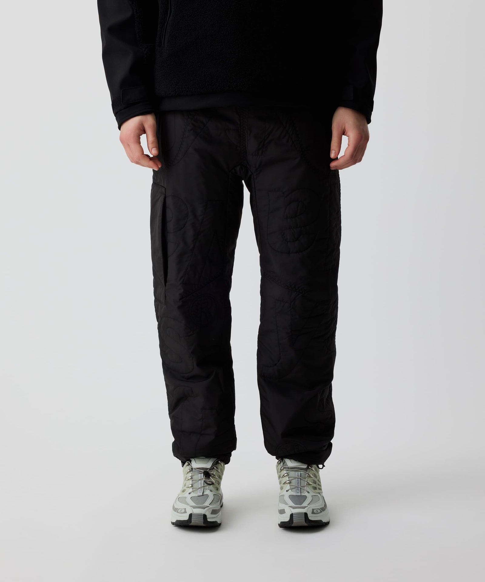 Nays Thermo Hose, getragen von Person, mit weißen Sneakern. Sichtbar sind der elastische Bund und praktische Taschen, ideal für kaltes Wetter und Outdoor-Aktivitäten.