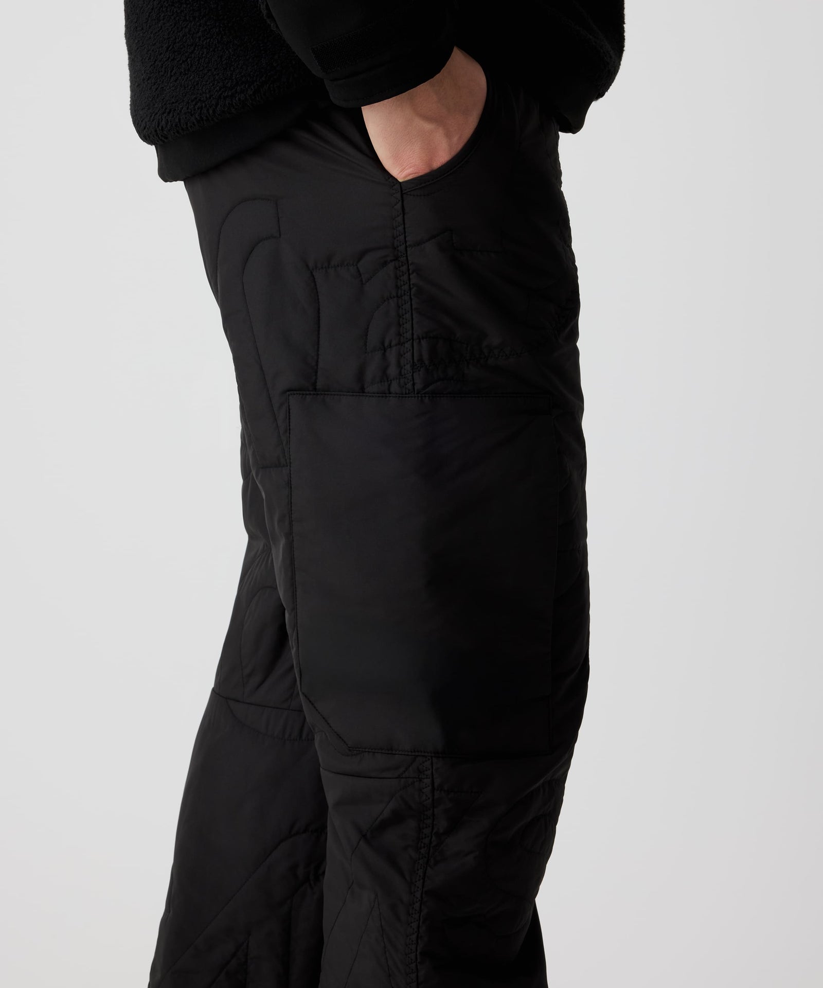 Person trägt Nays Thermo Hose mit unverwechselbarer Steppoptik, elastischem Bund und verstellbarem Saum für Komfort und Schutz bei Kälte. Ideal für Outdoor-Aktivitäten.