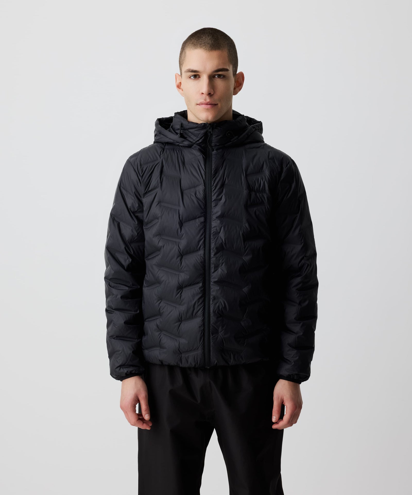 Ein Mann trägt die Nays Lightweight Down Jacket mit Kapuze, Reißverschlüssen und Seitentaschen, ideal für kalte Tage und Outdoor-Abenteuer.