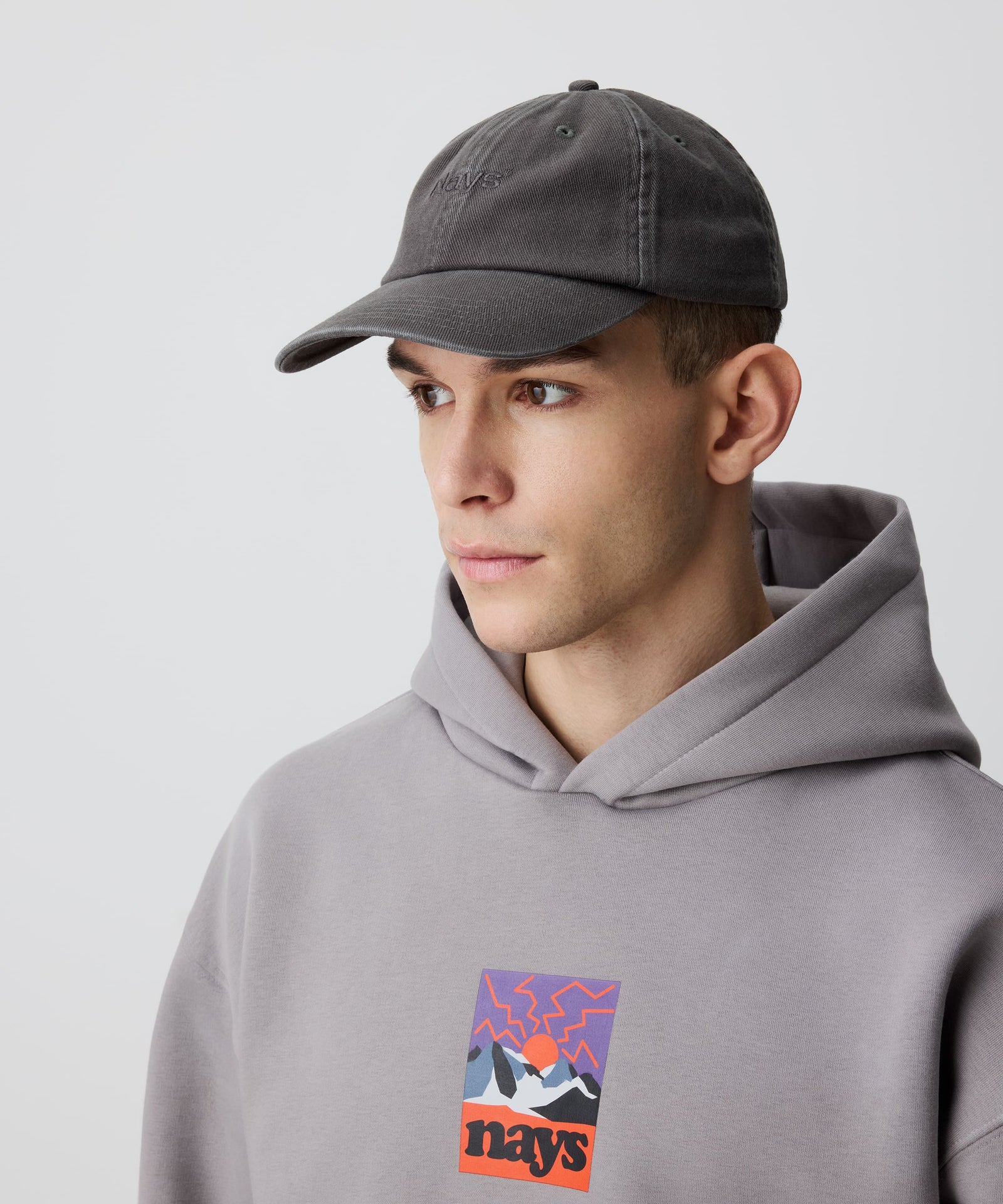Mann trägt Nays Sports Cap Washed, modischer Stil, verstellbare Passform, charakteristischer Washed-Effekt, vielseitig kombinierbar, hochwertige Verarbeitung.