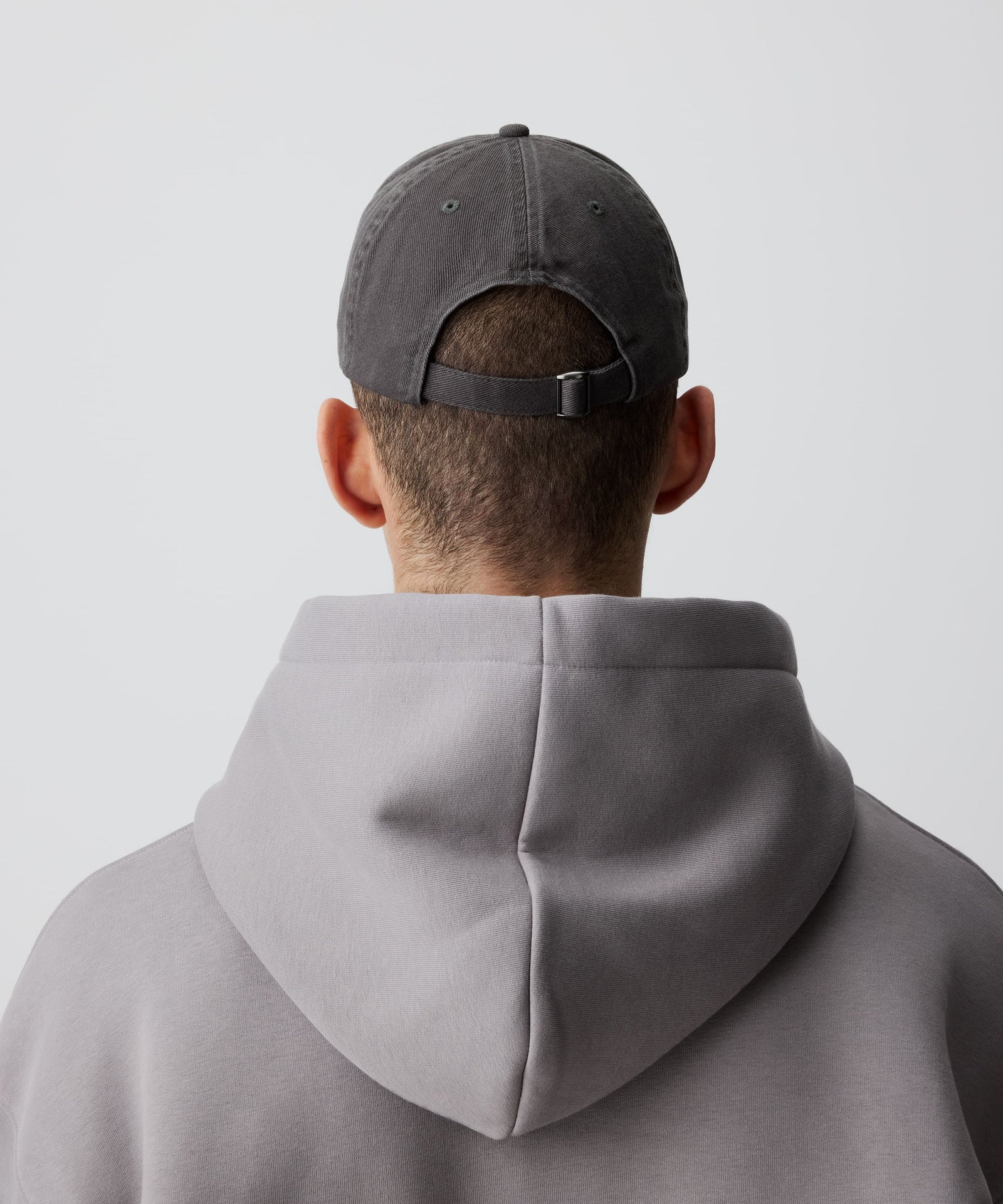 Mann trägt die Nays Sports Cap Washed mit charakteristischem Washed-Effekt, verstellbarer Passform, die modernen Stil und Komfort bietet.