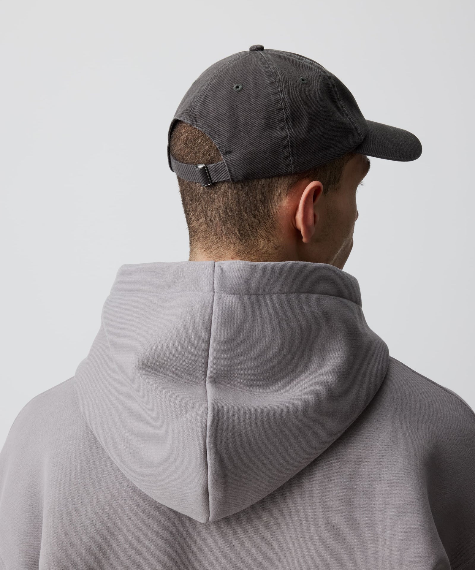 Mann trägt die Nays Sports Cap Washed mit charakteristischem Washed-Effekt, ideal für vielseitigen Stil und verstellbare Passform, perfekt für jedes Outfit.