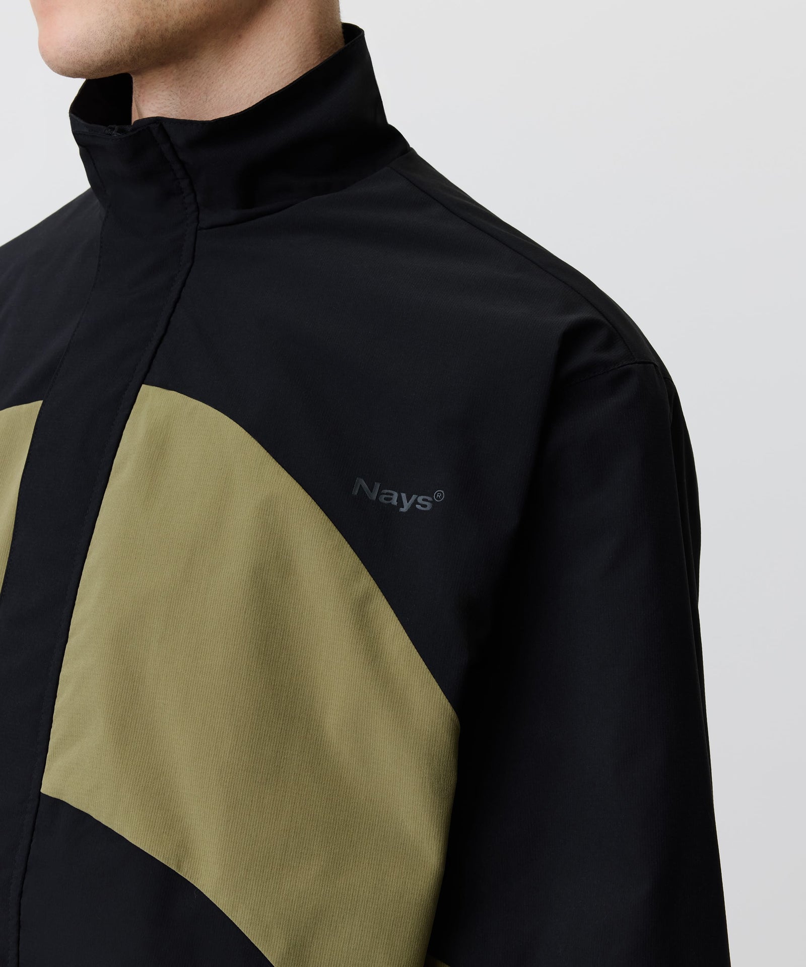 In diesem Bild-Ausschnitt sieht man den Wind-Breaker im Detail mit Fokus auf die Brust. Gut zu sehen ist das tonale Logo.