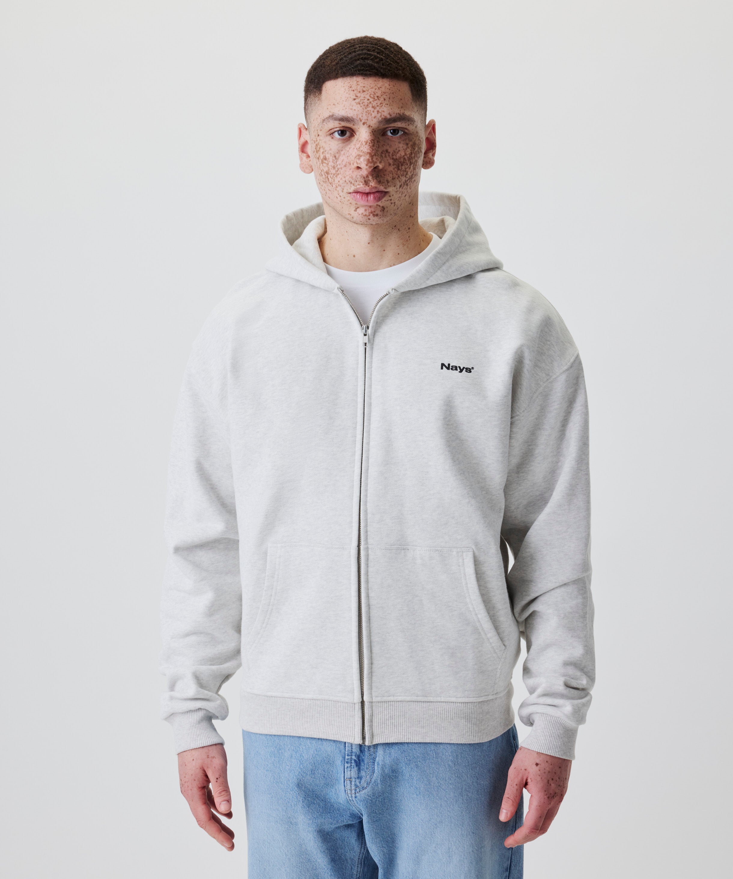 Herren Zip-Hoodie in meliertem Hellgrau mit Reißverschluss und Kängurutaschen, Frontalansicht.