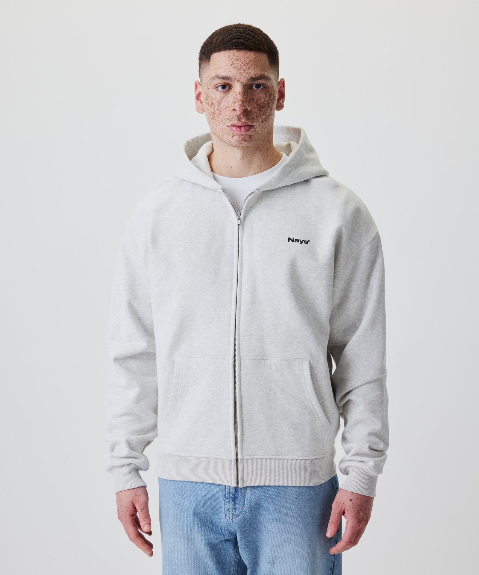 Herren Zip-Hoodie in meliertem Hellgrau mit Reißverschluss und Kängurutaschen, Frontalansicht.