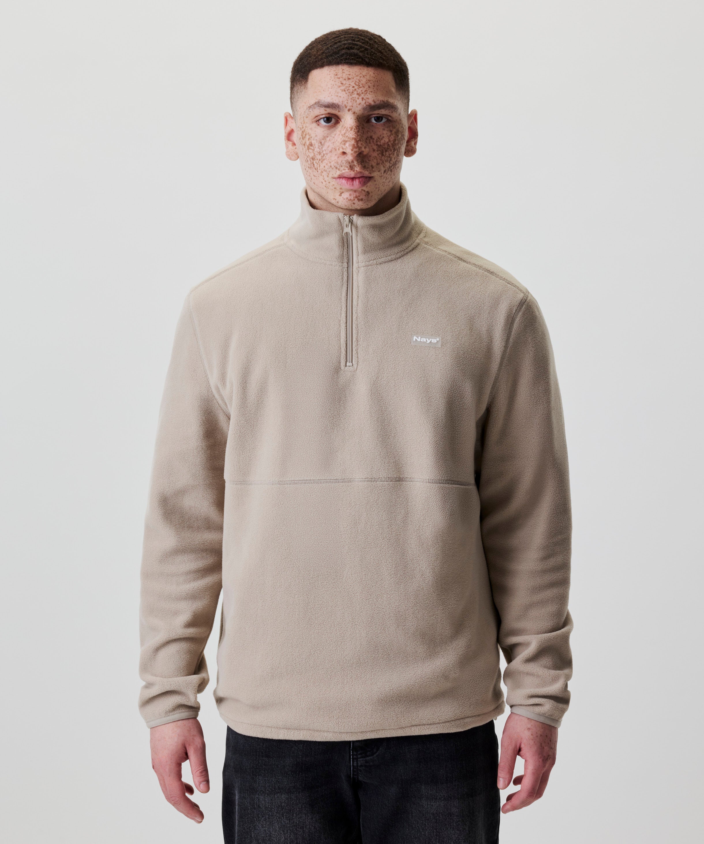Beiger Fleece-Pullover mit Stehkragen und Nays-Logo, Frontalansicht.