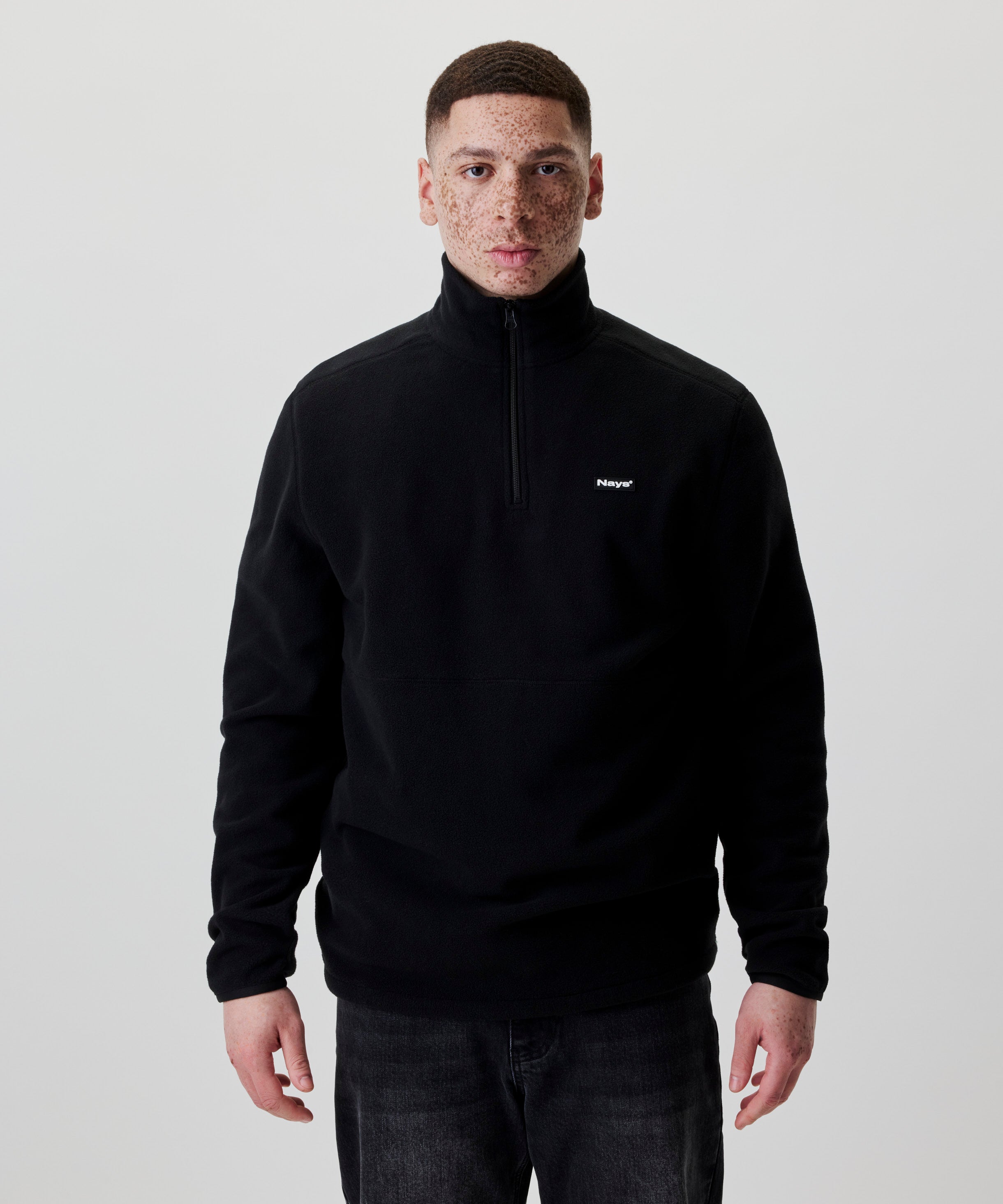 Schwarzer Herren Fleece-Pullover mit Stehkragen und halbem Reißverschluss von Nays, Vorderansicht.