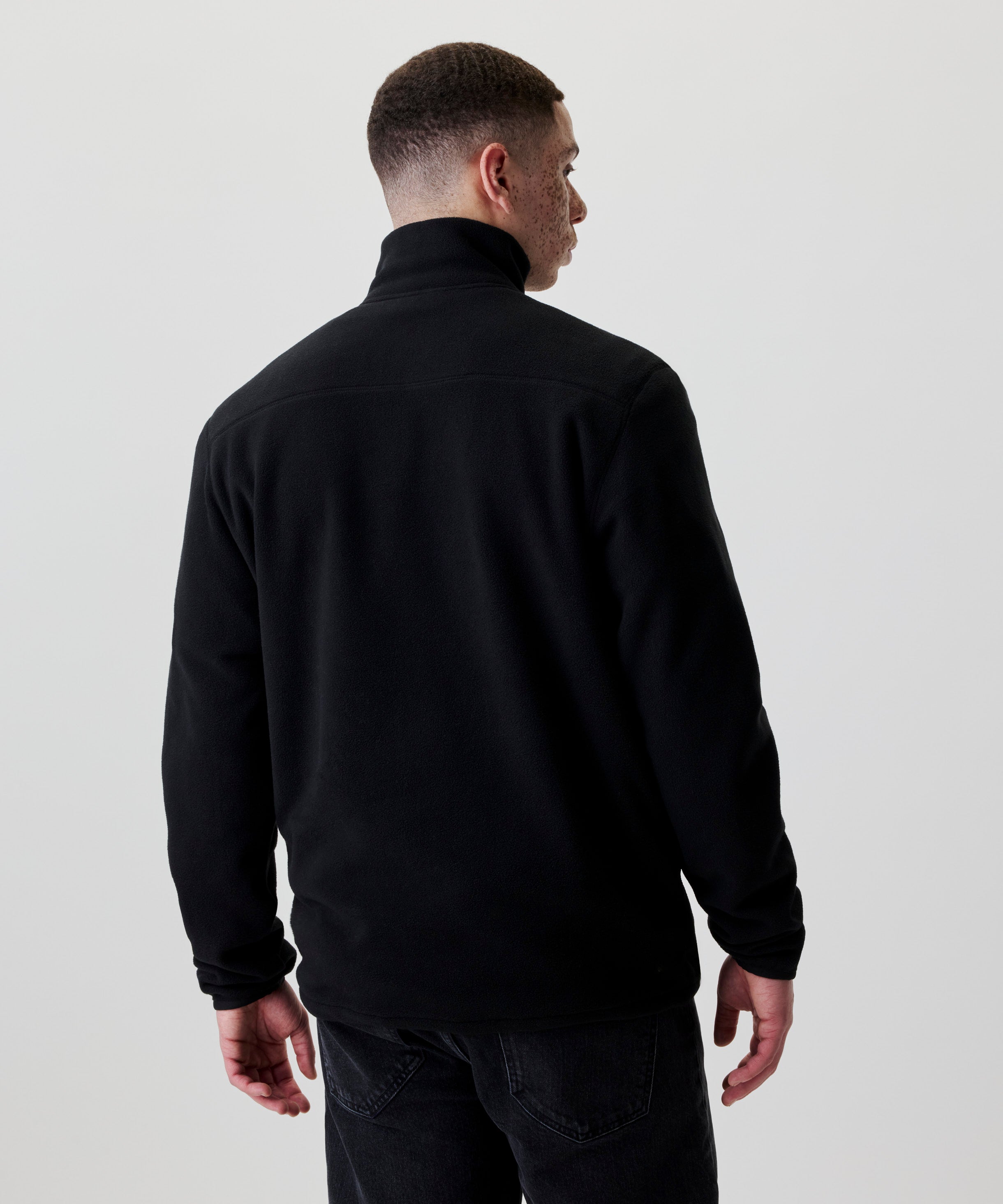 Rückansicht des schwarzen Nays Fleece-Pullovers mit Halfzip für Herren.