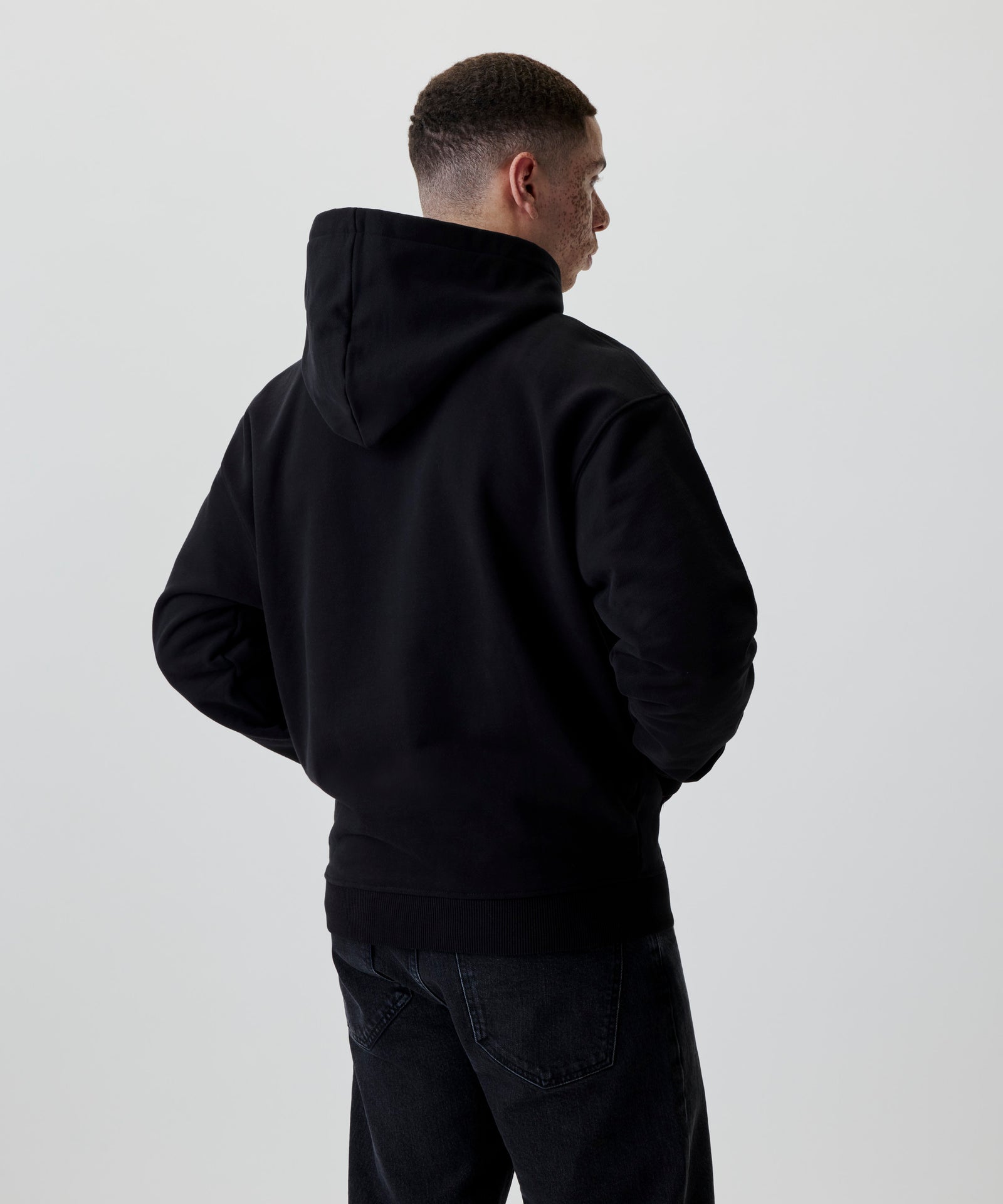 Schwarzer Kapuzenpullover mit Reißverschluss, Rückansicht