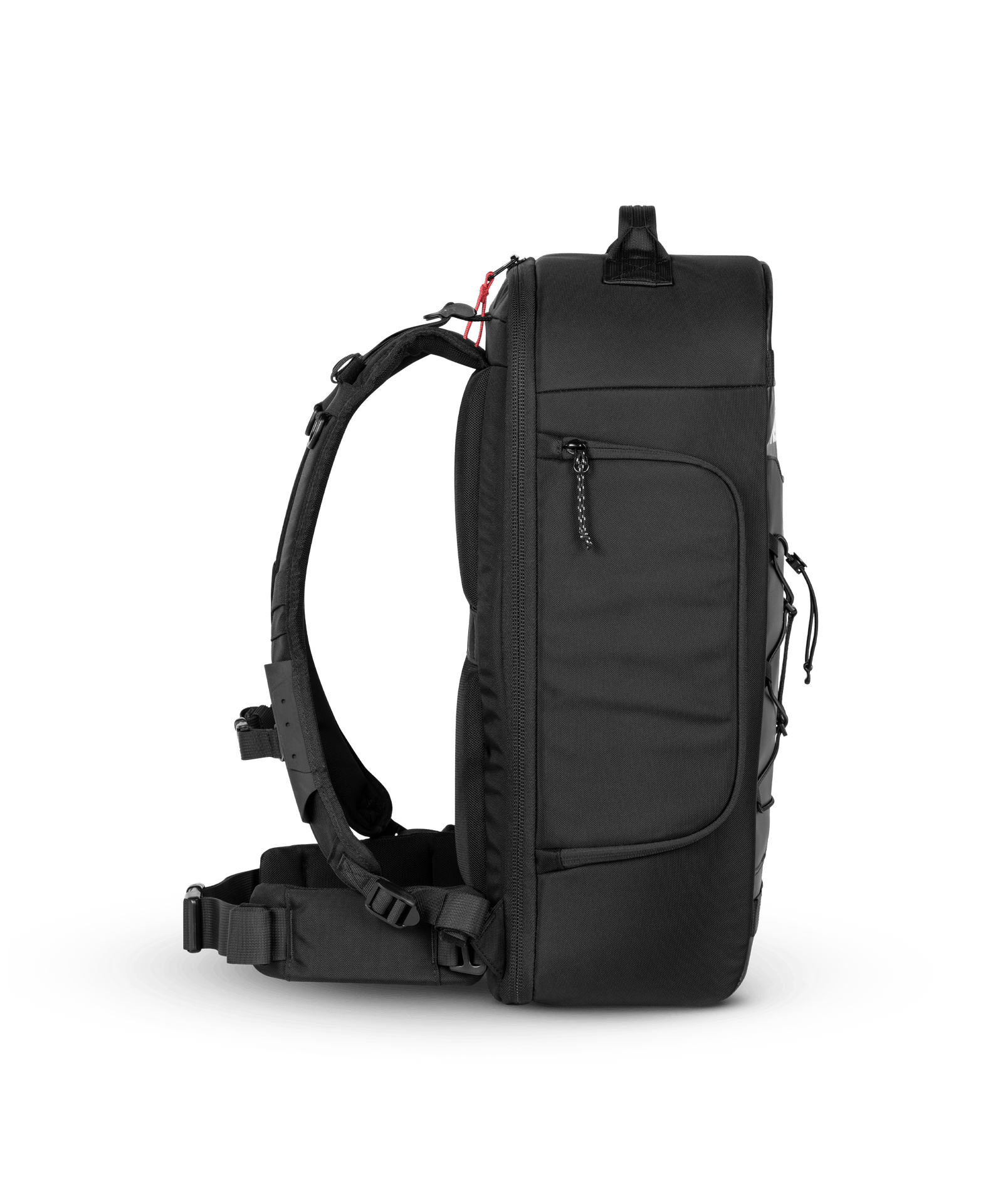 Das Bild zeigt einen schwarzen Rucksack in der Profilansicht. Gut zu erkennen sind Tragegurte und der Hüftgurt, sowie eine per Reißverschluss zu öffnende Seitentasche, die Zugriff zum Hauptfach gewährt.