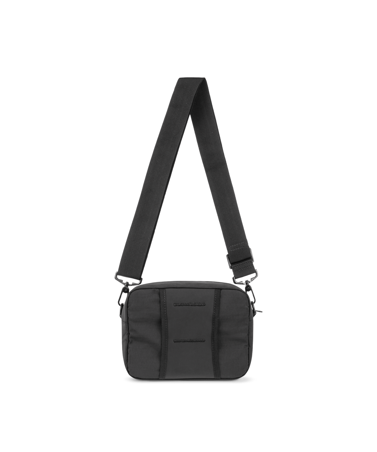 Das Bild zeigt eine schwarze Umhängetasche in der Rückansicht. Zu erkennen ein in der Länge verstellbarer und abnehmbarer Tragegurt, sowie eine verstärkte Schlaufe, die es ermöglicht die Tasche als Gürteltasche zu tragen.