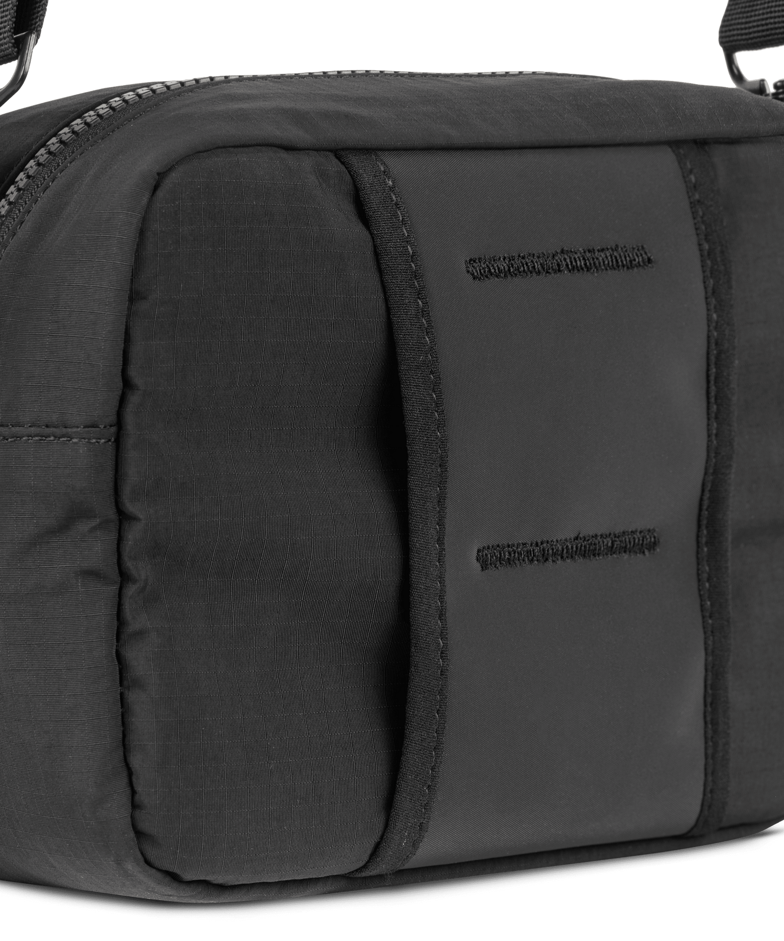 Das Bild zeigt ein weiteres Detail der Rückansicht der Tasche. Gut zu erkennen eine verstärkte Schlaufe, die es ermöglicht die Tasche auch als Gürteltasche zu tragen.