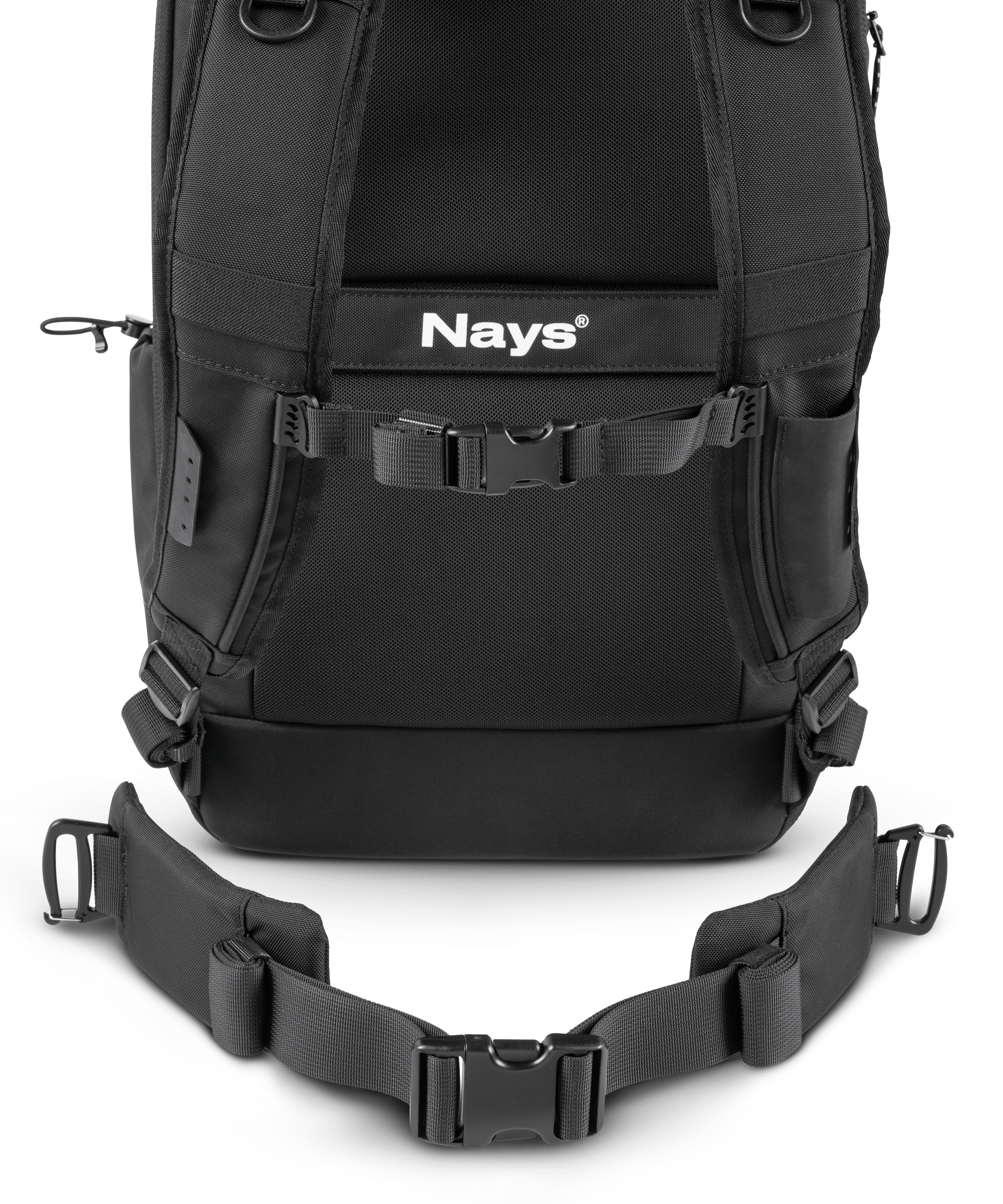 Das Bild zeigt den Ausschnitt eines schwarzen Rucksackes in der Rückansicht. Der Fokus liegt auf den gepolsterten Tragegurten und dem verstellbaren Brustgurt. Der abnehmbare Hüftgurt wurde zur Ansicht  abgetrennt.