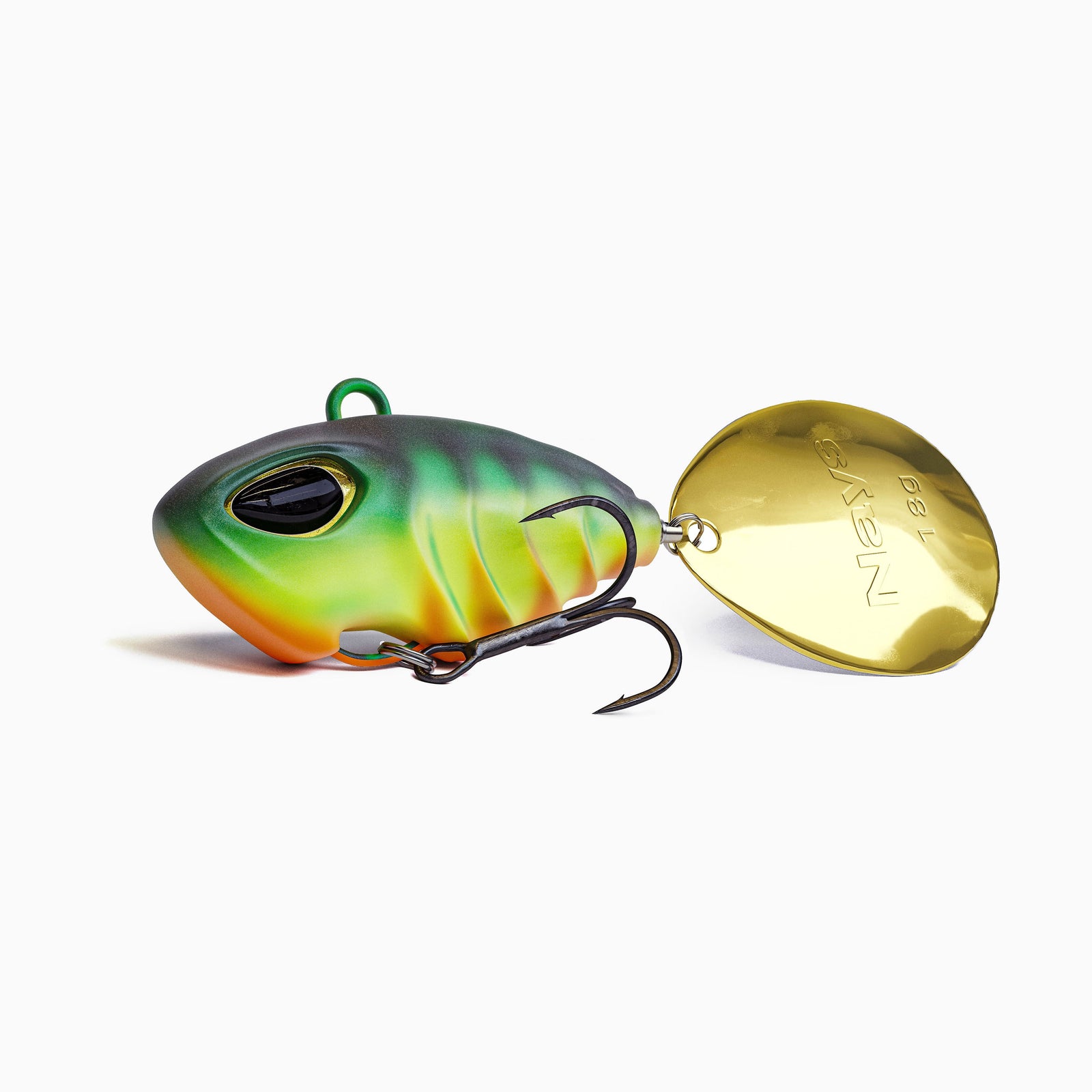 Das Bild zeigt einen Jig Spinner. Der tropfen-förmige Körper ist farblich abgestuft von Schwarz über Grün mit roten Akzenten. Realistisches Augen-Design, ausgestattet mit einem BKK Drillingshaken und einem goldenen Spinner Blatt. 