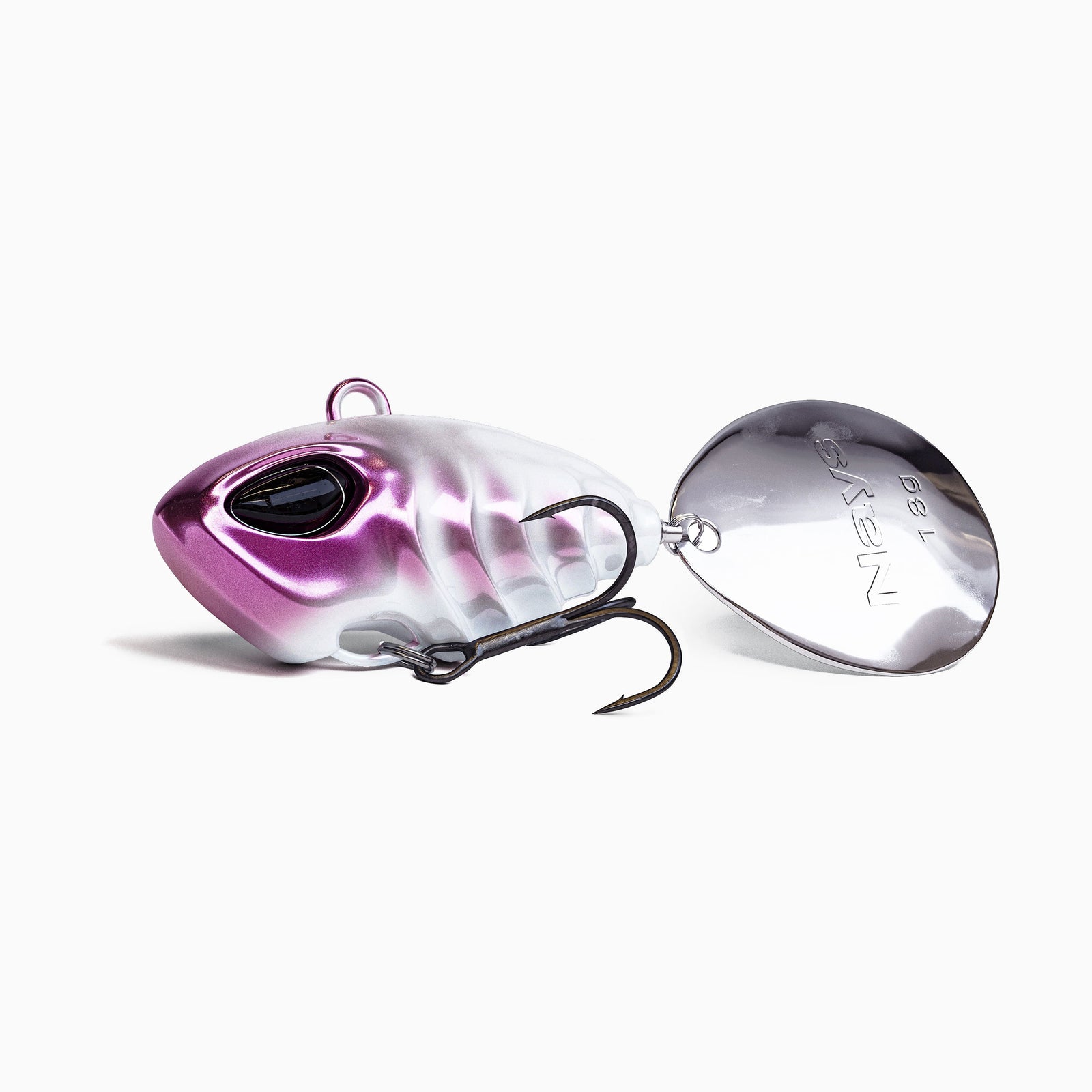 Das Bild zeigt einen Jig Spinner. Der tropfen-förmige Körper ist farblich abgestuft von Metallic Pink über weiße Akzente. Realistisches Augen-Design, ausgestattet mit einem BKK Drillingshaken und einem silbernen Spinner Blatt. 