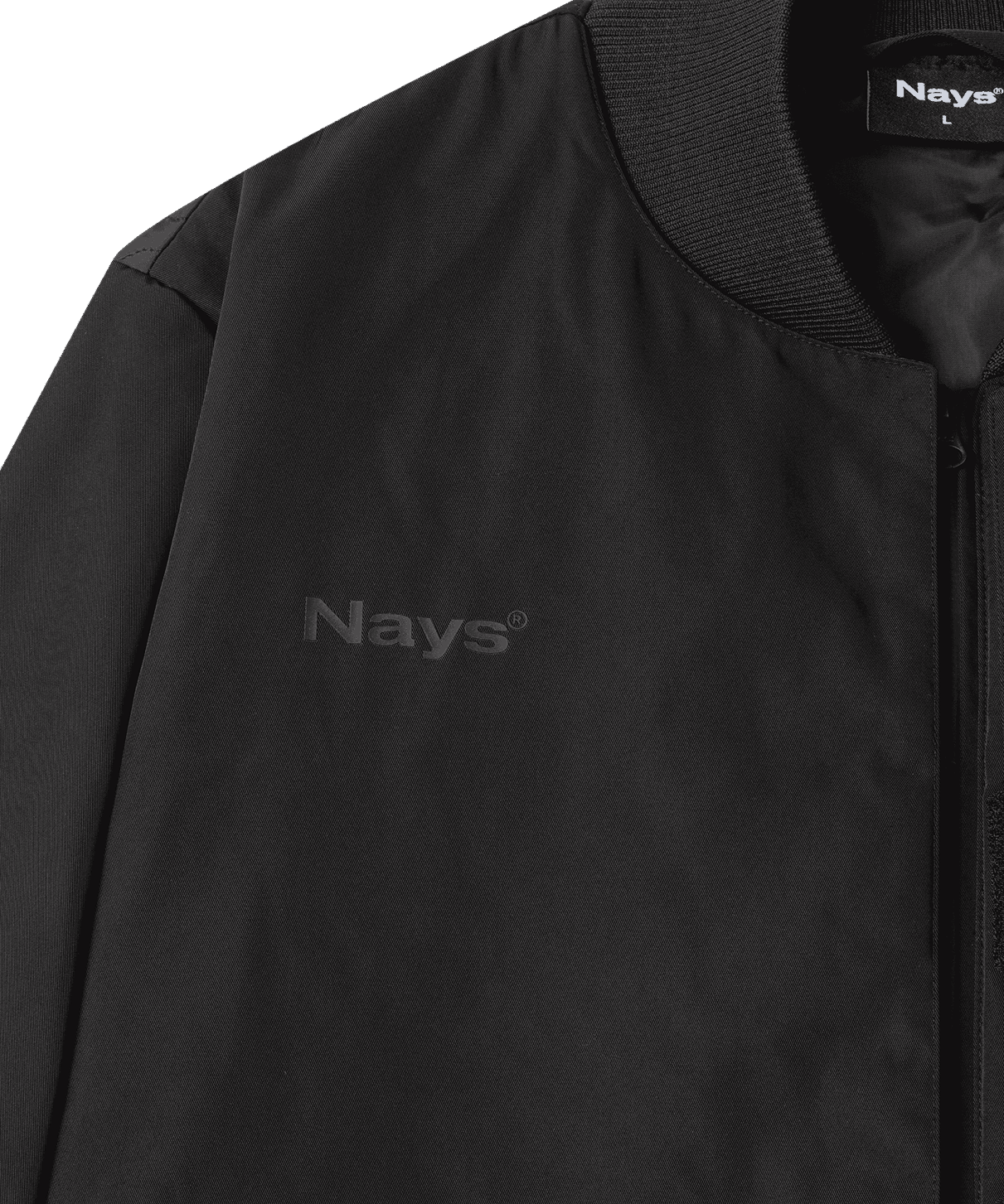 Detailansicht der Bomberjacke. Zu sehen ein Ausschnitt des Kragens und der Brust mit dem dezenten, tonalen Logo.