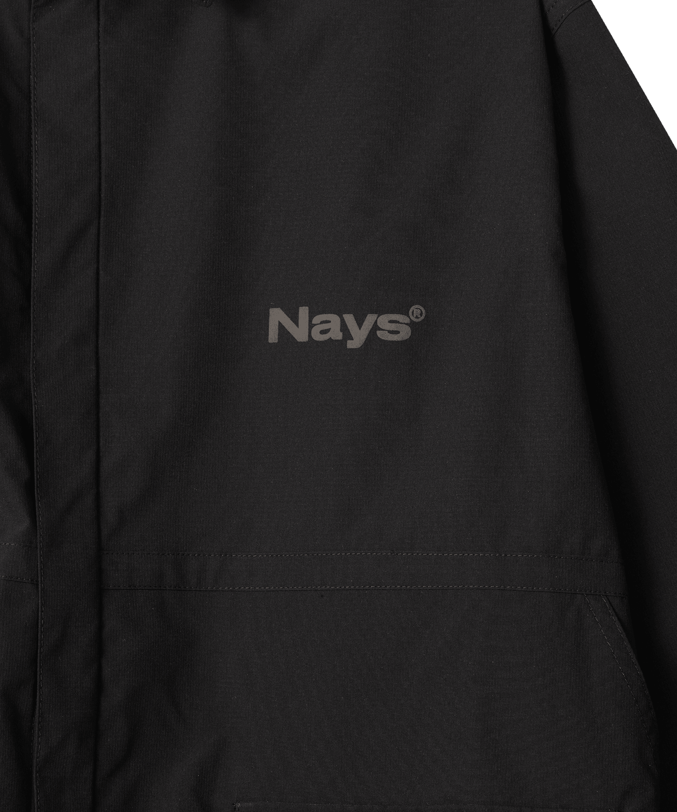 Nays Utility Shirt, eine leichte Shirt-Jacke mit Reverskragen, aufgesetzten Taschen, wasserabweisendem Finish und elastischen Drawstrings. Fokus liegt auf der Brust und einem grau abgesetzten Logo.