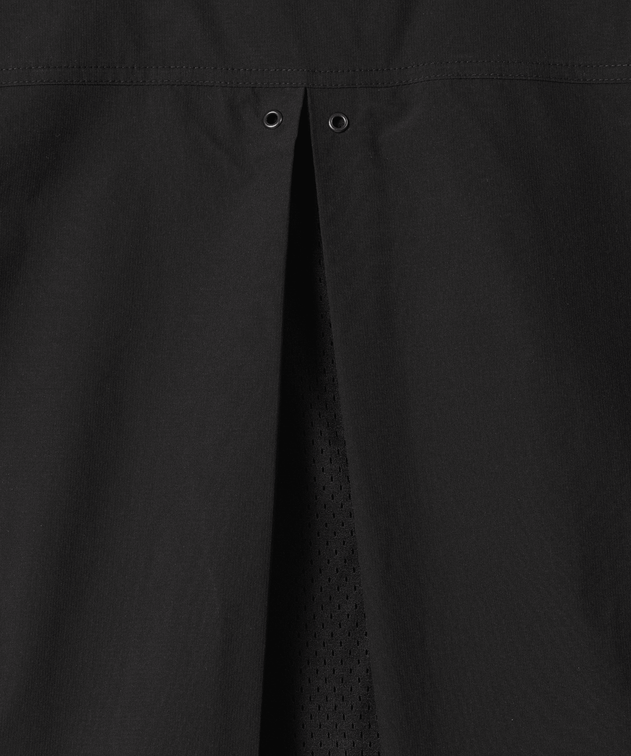 Nays Utility Shirt, eine leichte Shirt-Jacke mit Reverskragen, der Fokus liegt auf dem Belüftung-Schlitz am Rücken aus Polyester Ripstop für Atmungsaktivität.