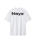 Rückansicht unseres weißen Basic T-Shirts mit großem, auffälligem „Nays“-Logo-Schriftzug als Rücken-Print.