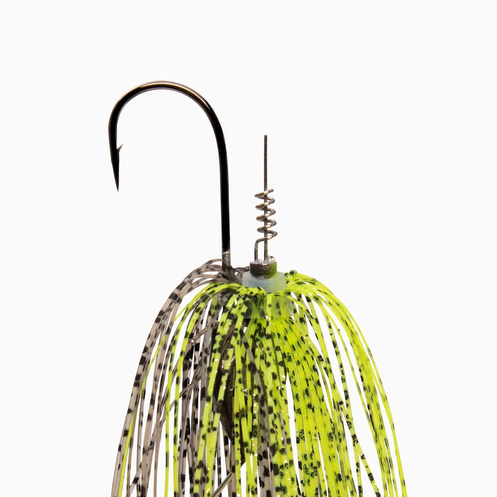 Das Bild zeigt die Details des Spinner Baits. Ein scharfer BKK Einzelhaken und vom Jig Kopf abgehend eine Spirale, auf die ein Trailer geschraubt wird.