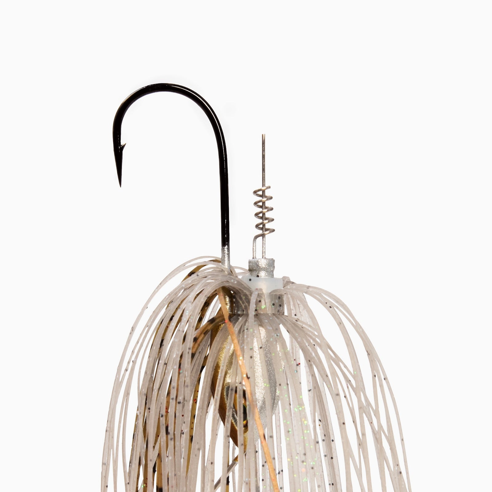 Das Bild zeigt die Details des Spinner Bait. Ein scharfer BKK Einzelhaken und vom Jig Kopf abgehend eine Spirale, auf die ein Trailer geschraubt wird.