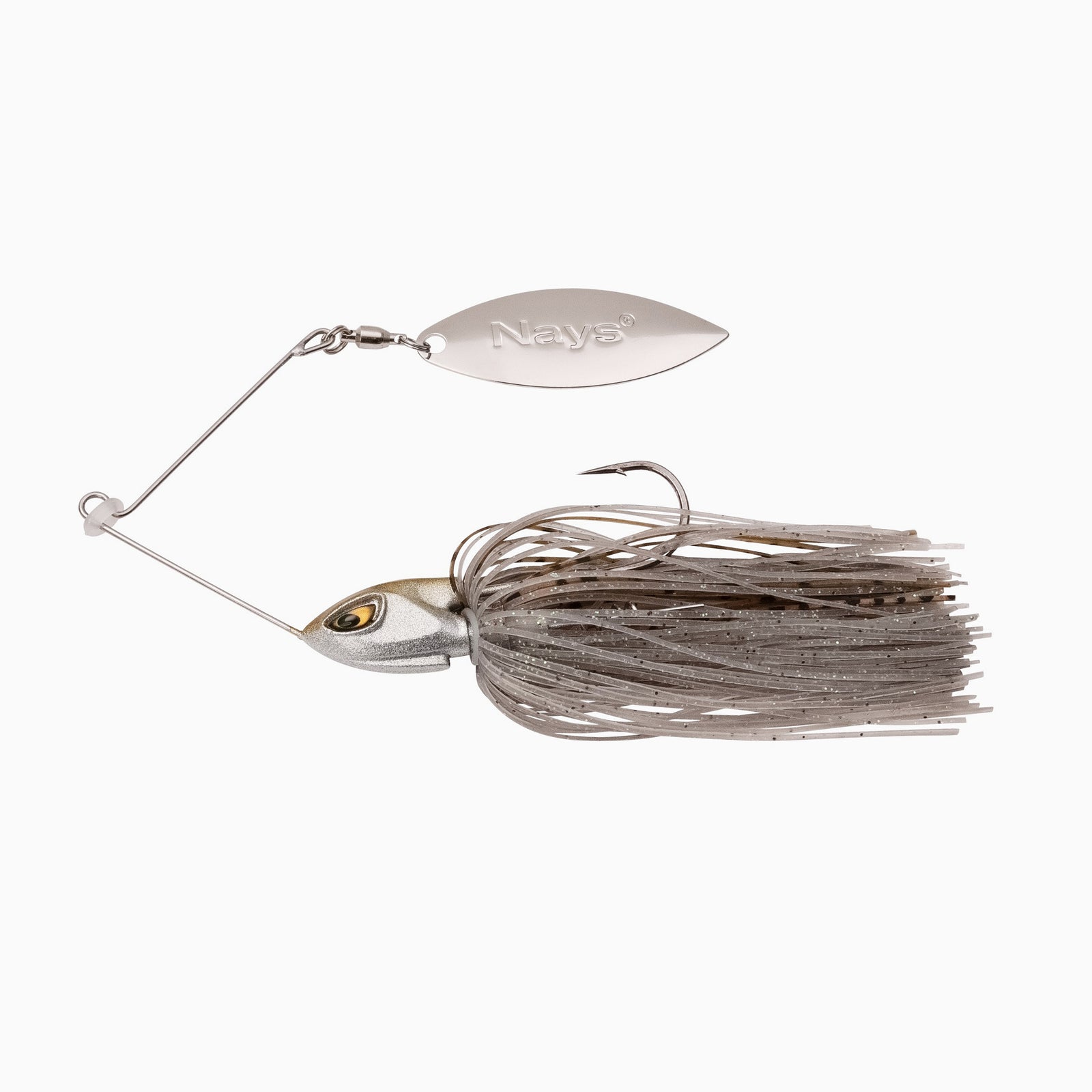 Das Bild zeigt einen Spinnerbait mit einem gold-silbernen Kopf mit realistischem Augen-Design, einem scharfen Einzelhaken, einer Spirale für den Trailer und einem grau-braunen Fransenkleid. Ein silbernes Spinnerblatt ist an der oberen Achse befestigt.