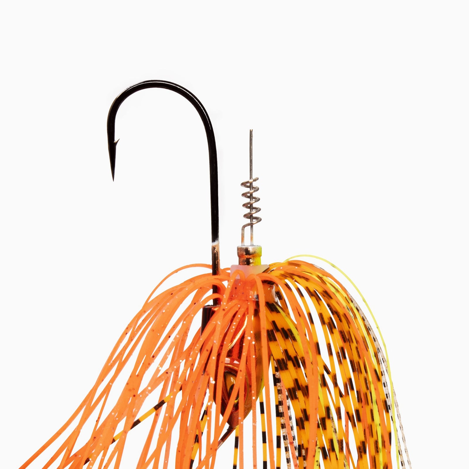 Das Bild zeigt die Details des Spinner Bait. Ein scharfer BKK Einzelhaken und vom Jig Kopf abgehend eine Spirale, auf die ein Trailer geschraubt wird.