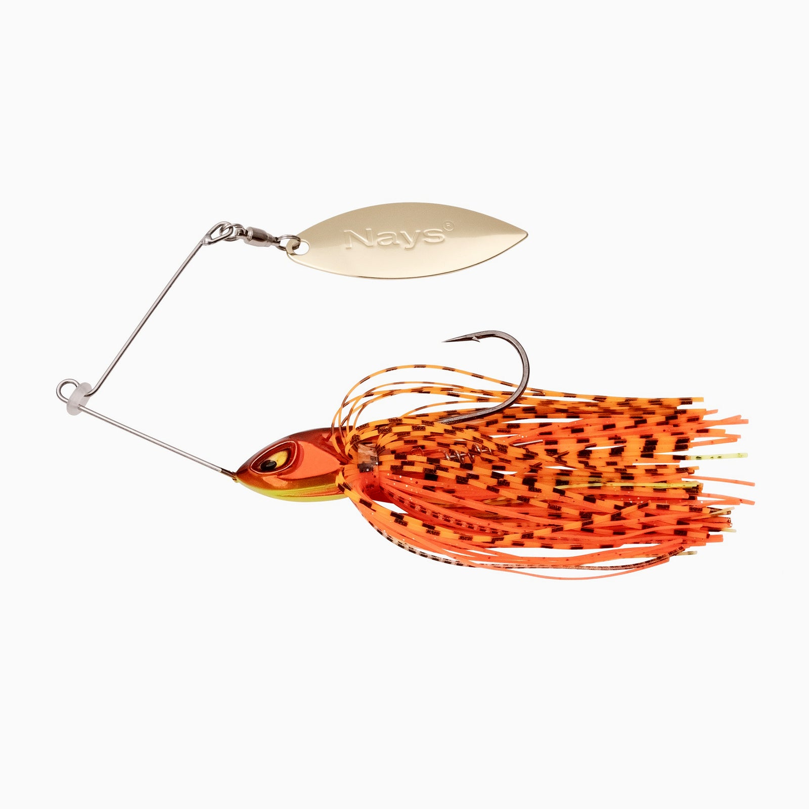 Das Bild zeigt einen Spinnerbait mit einem rot schimmernden Kopf mit realistischem Augen-Design, einem scharfen Einzelhaken, einer Spirale für den Trailer und einem rot-orangenen Fransenkleid. Ein goldenes Spinnerblatt ist an der oberen Achse befestigt.