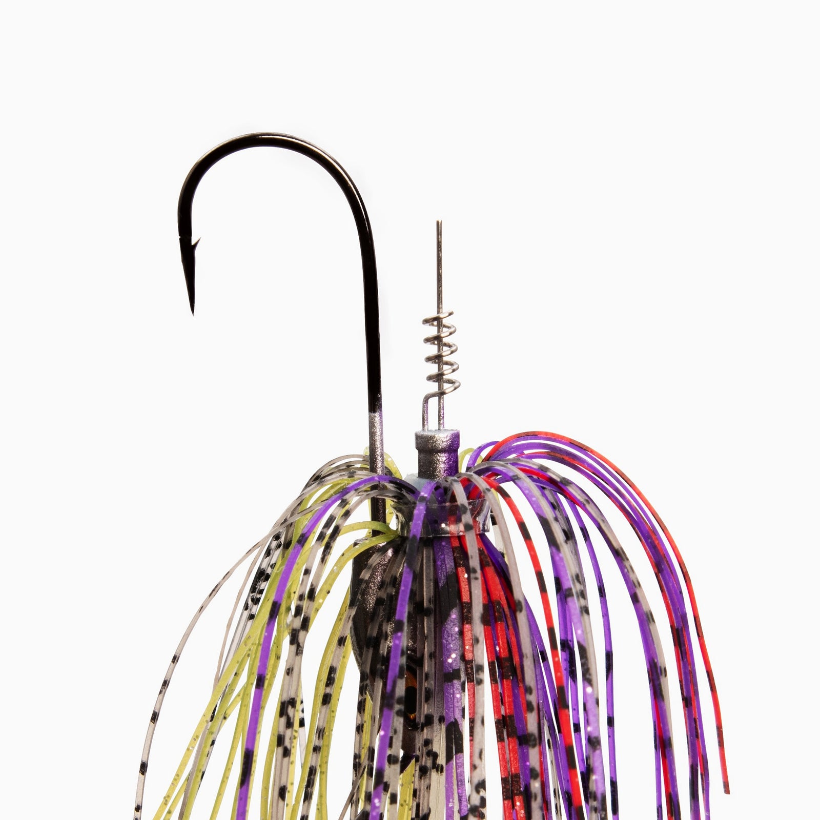 Das Bild zeigt die Details des Spinner Bait. Ein scharfer BKK Einzelhaken und vom Jig Kopf abgehend eine Spirale, auf die ein Trailer geschraubt wird.