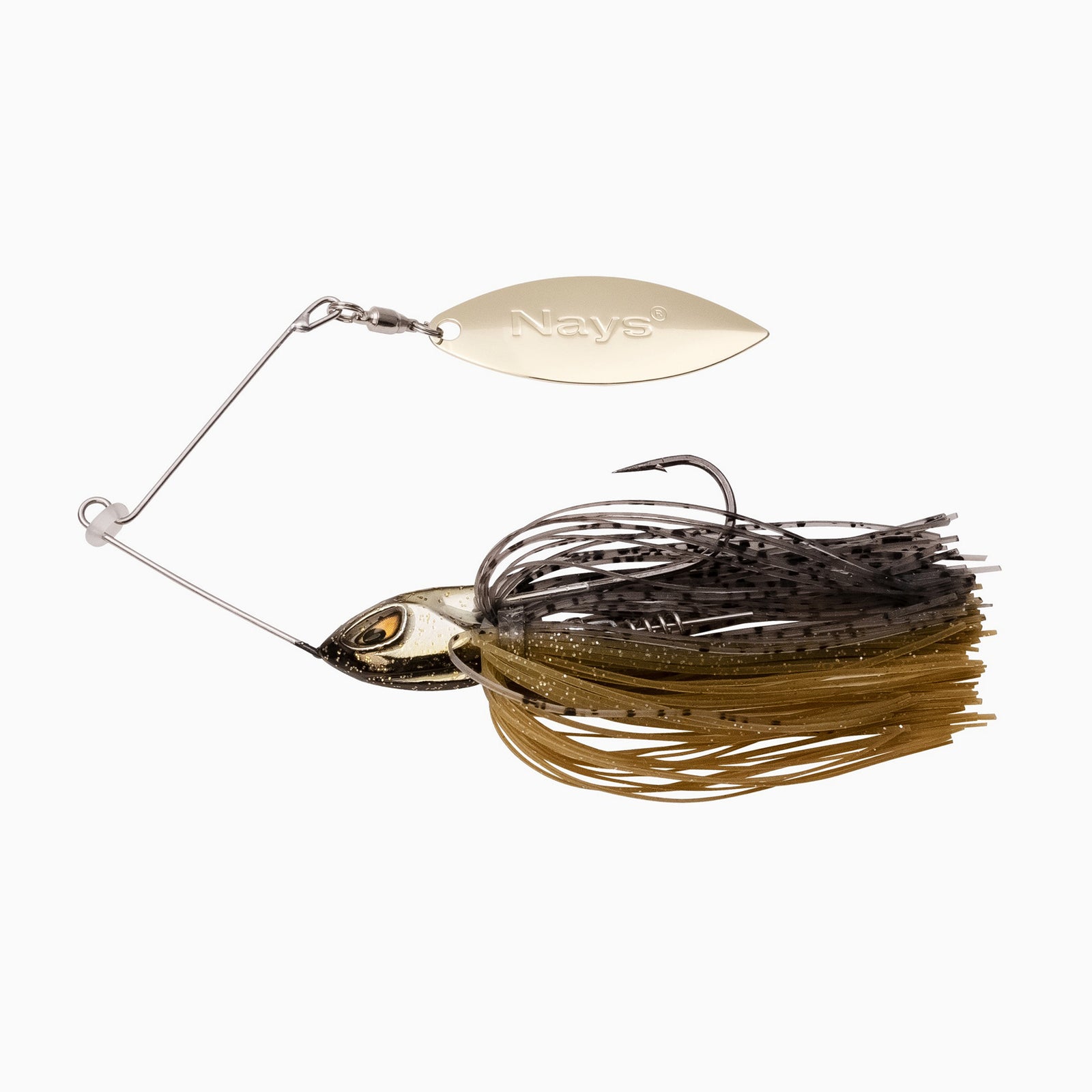 Das Bild zeigt einen Spinnerbait mit einem gold schimmernden Kopf mit realistischem Augen-Design, einem scharfen Einzelhaken, einer Spirale für den Trailer und einem grau-braunen Fransenkleid. Ein goldenes Spinnerblatt ist an der oberen Achse befestigt.
