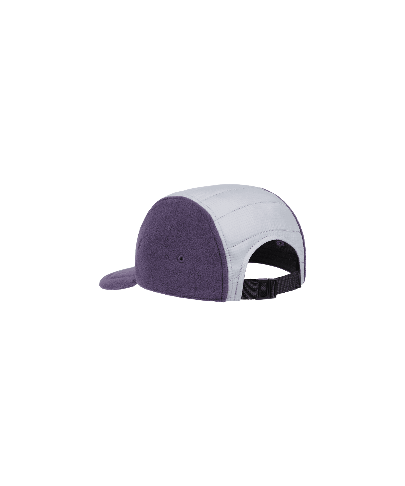 Nays Sherpa 5 Panel Cap aus weichem flieder-farbigen Sherpa-Material und gefüttertem, weiß abgesetzten Ripstop am Kopf.