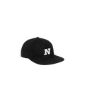 Nays Felt Cap: Klassisch-moderne, schwarze Filzkappe mit stilvollem „N“-Design, bietet eleganten Look und Tragekomfort.