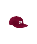 Nays Felt Cap: Klassisch-moderne, rote Filzkappe mit stilvollem „N“-Design, bietet eleganten Look und Tragekomfort, ideal als modisches Accessoire für kühle Tage.