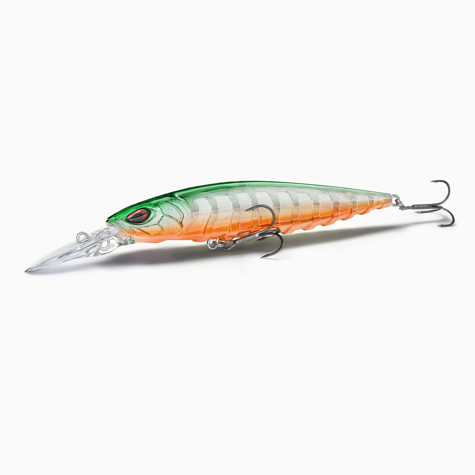 Ein schmaler Wobbler mit langer Tauchschaufel, Körper ist farblich abgestuft von grünem Rücken bis hin zu einem hellen Bauch und orange farbiger Unterseite, realistisches Augen-Design, ausgestattet mit zwei Drillingshaken
