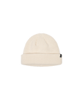 Creme-farbige Strickmütze mit gerippter Textur und breitem Umschlag. Am rechten Rand des Umschlags ist ein kleines, schwarzes Etikett mit weißem, vertikalen Nays Schriftzug.