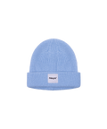 Hell-Blaue Strickmütze mit breitem Umschlag. Auf dem Umschlag ist mittig ein weißes Etikett mit der schwarzem Nays Logo Schriftzug.