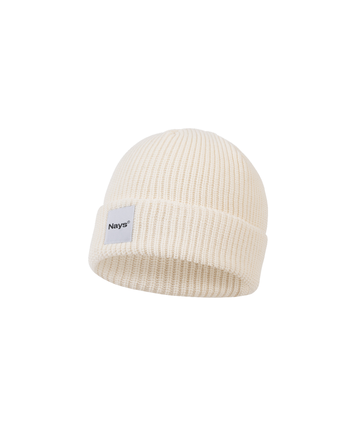 Creme-farbige Strickmütze mit breitem Umschlag in der Seiten-Perspektive. Auf dem Umschlag ist mittig ein weißes Etikett mit schwarzem Nays Logo Schriftzug.