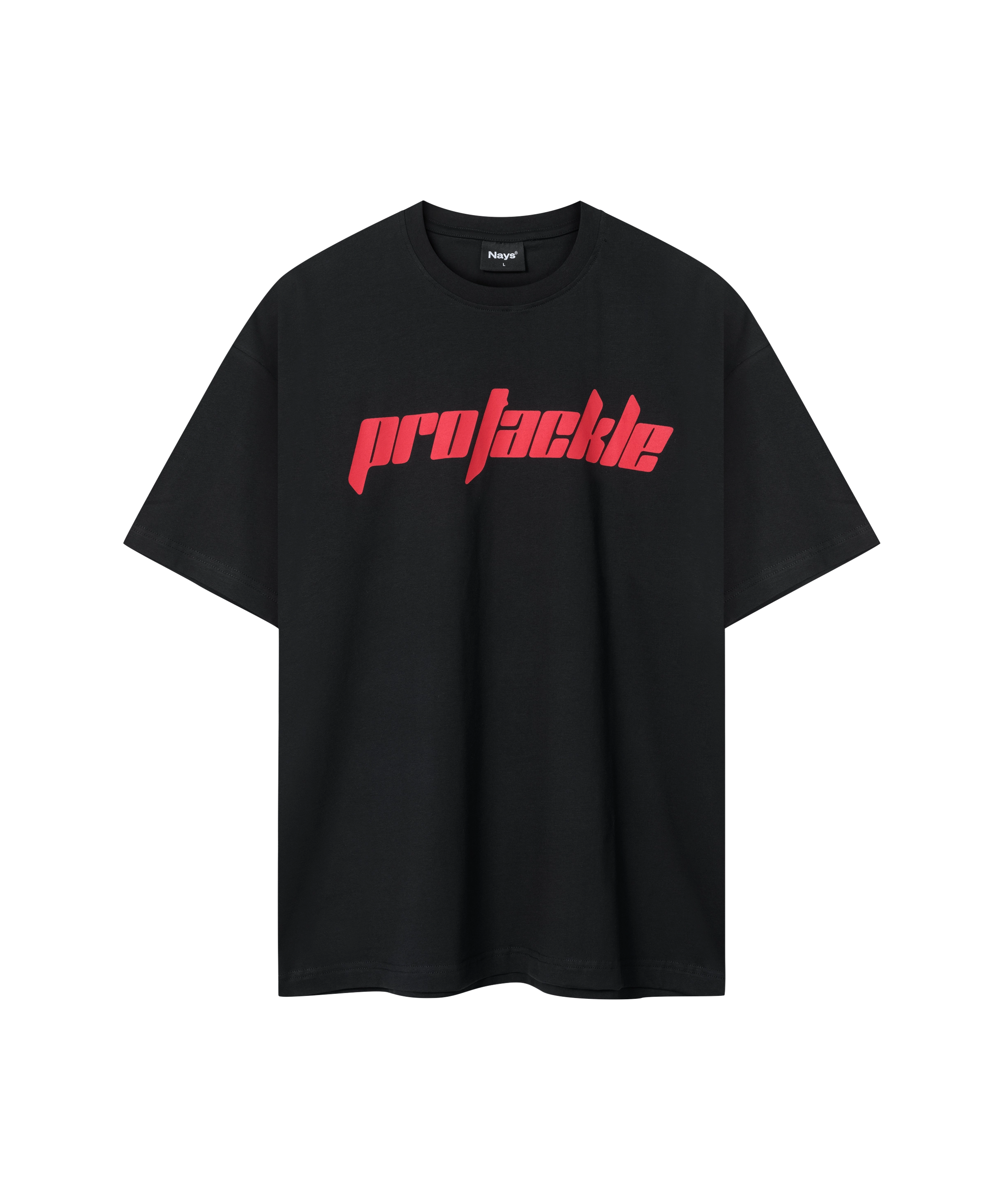 Schwarzes Nays Pro Tackle T-Shirt mit rotem Schriftzug - Frontansicht.