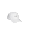 Eine weiße Schirmmütze mit einem  schwarzen Nays Schriftzug Logo.