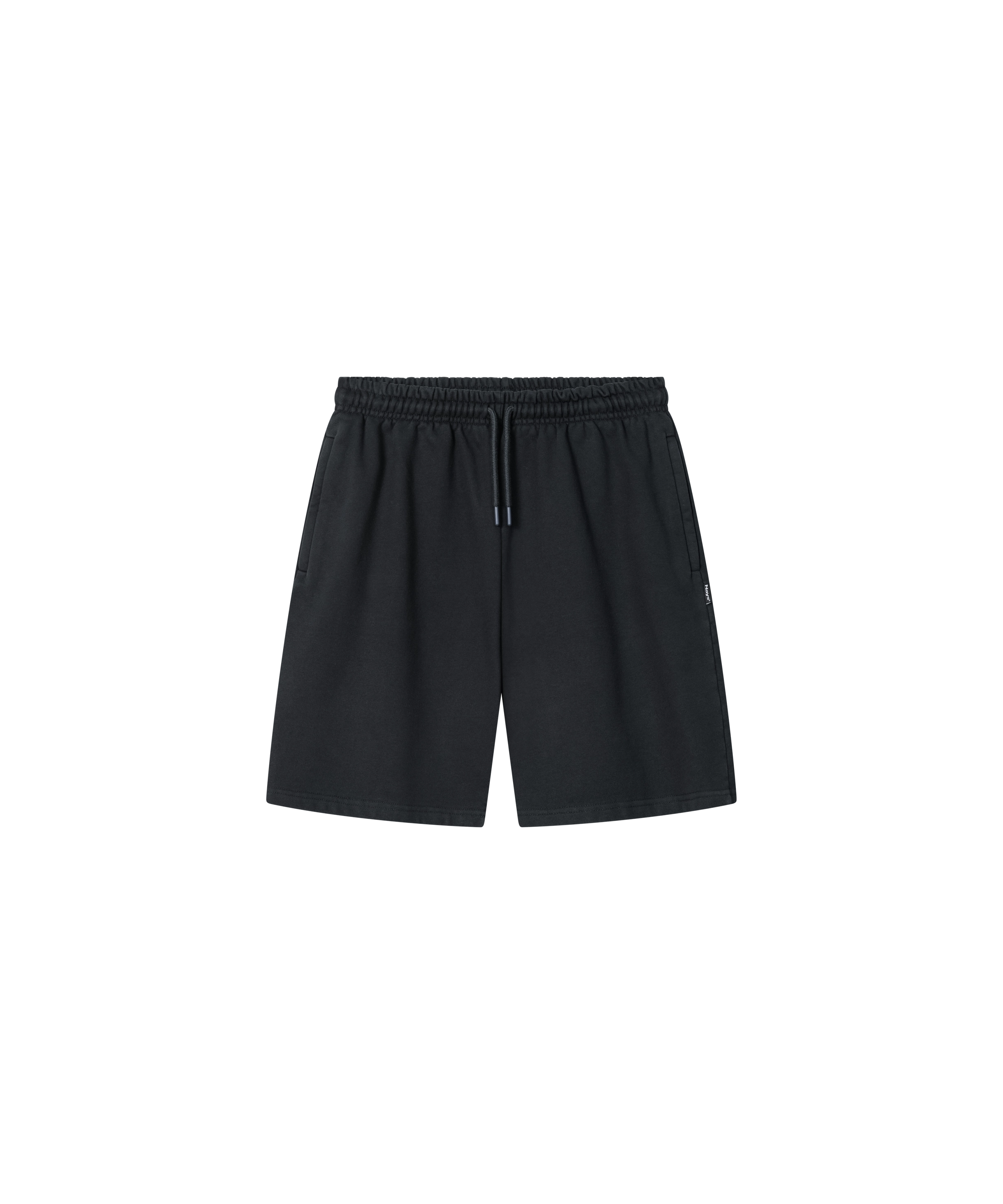 Schwarze Nays Sweatshorts mit Kordelzug und Seitentaschen - Frontansicht.