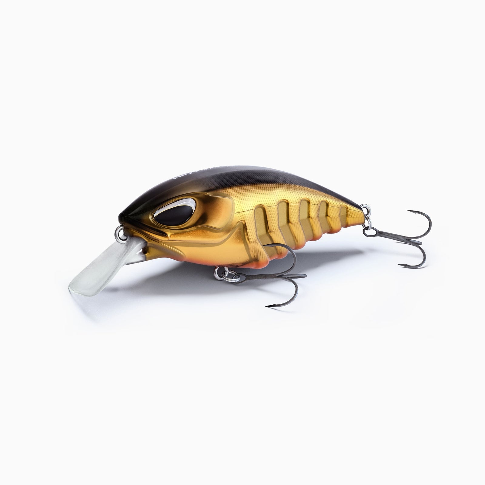 Ein Wobbler mit langer Tauchschaufel, Körper ist farblich abgestuft von schwarzem Rücken bis hin zu einem goldenen Bauch und roter Unterseite, realistisches Augen-Design, ausgestattet mit zwei Drillingshaken